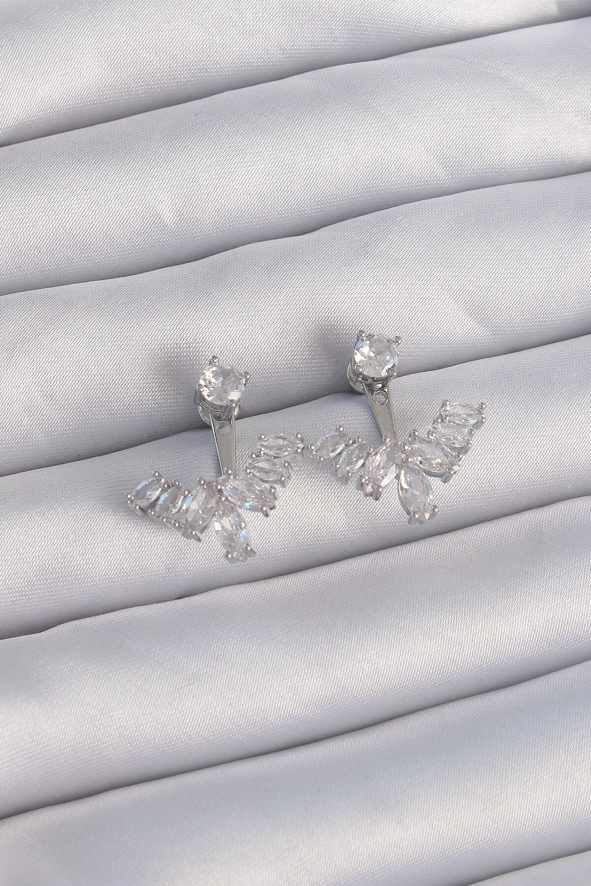 Pirinç Gümüş Renk Zirkon Taşlı V Model Küpe-0