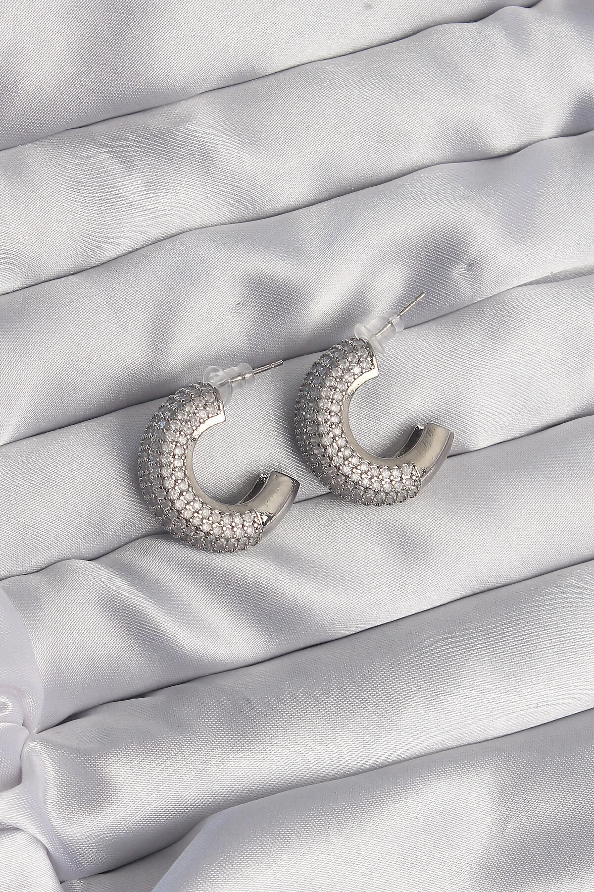 Pirinç Gümüş Renk Zirkon Taşlı Yarım Halka Küpe-0