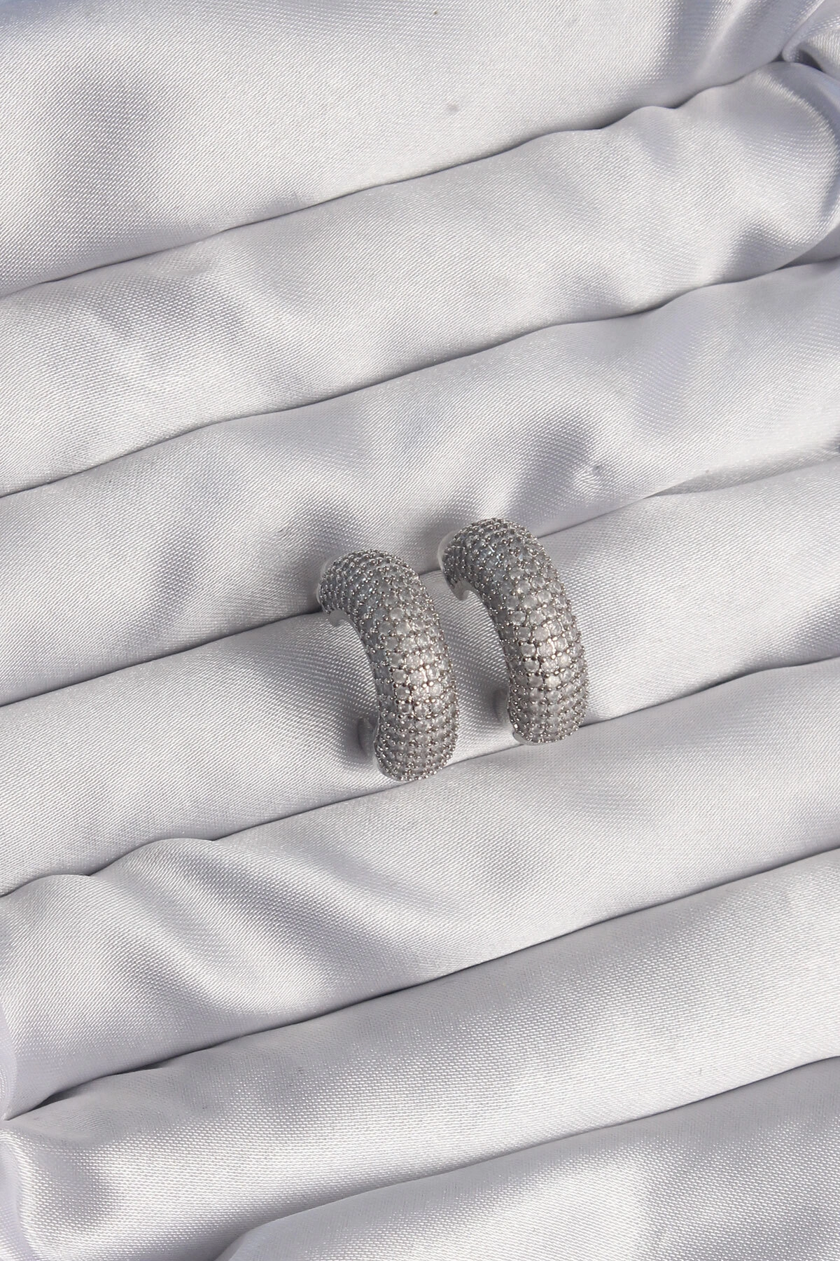 Pirinç Gümüş Renk Zirkon Taşlı Yarım Halka Küpe-1