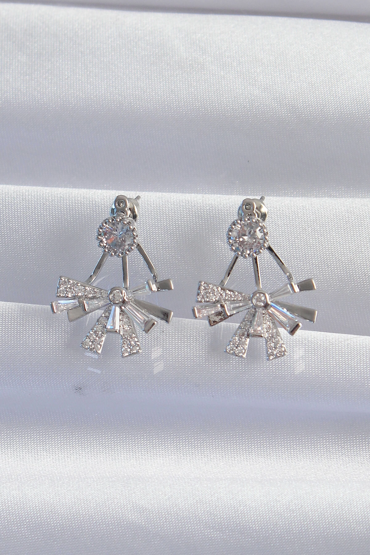 Pirinç Gümüş Renk Zirkon Taşlı Yassı Fiyonk Model Küpe-1