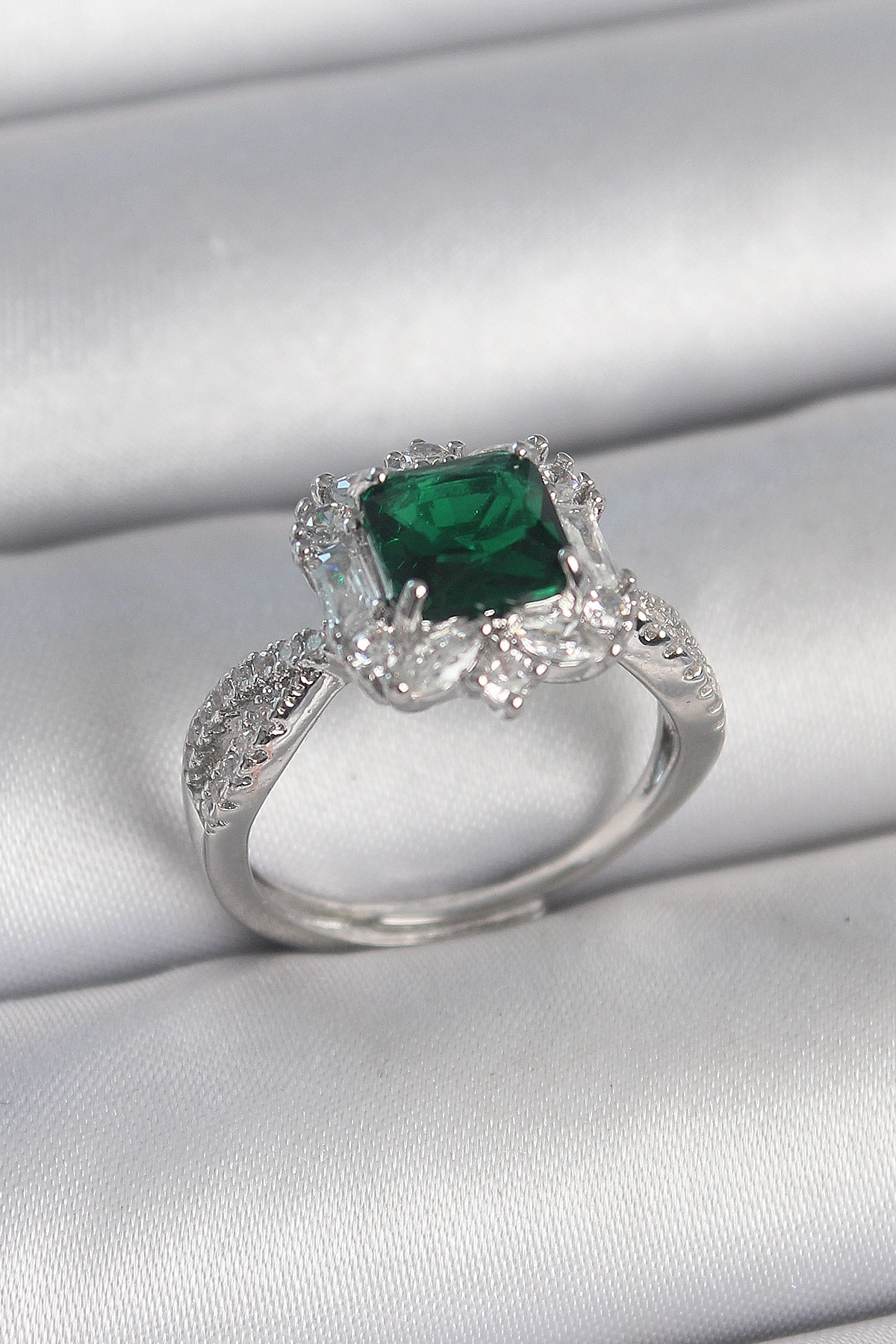 Pirinç Gümüş Renk Zirkon Taşlı Yeşil Tektaş Model Kadın Yüzük-0