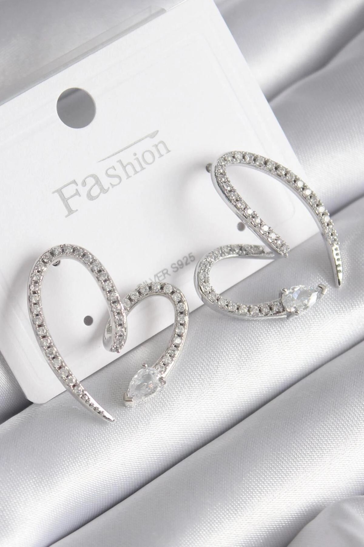 Pirinç Gümüş Renk Zirkon Taşlı Yılan Kalp Model Kadın Küpe-0