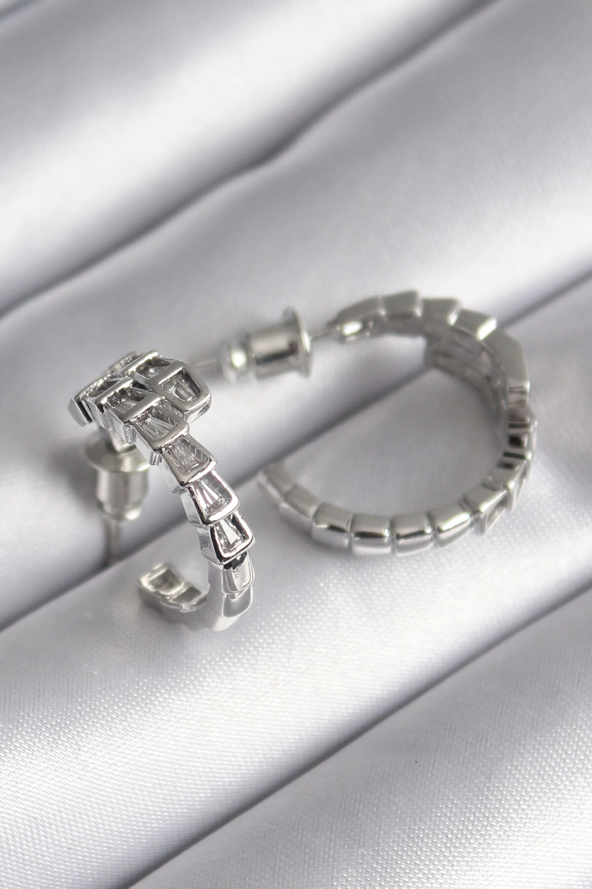 Pirinç Gümüş Renk Zirkon Taşlı Yılan Model Kadın Küpe-0