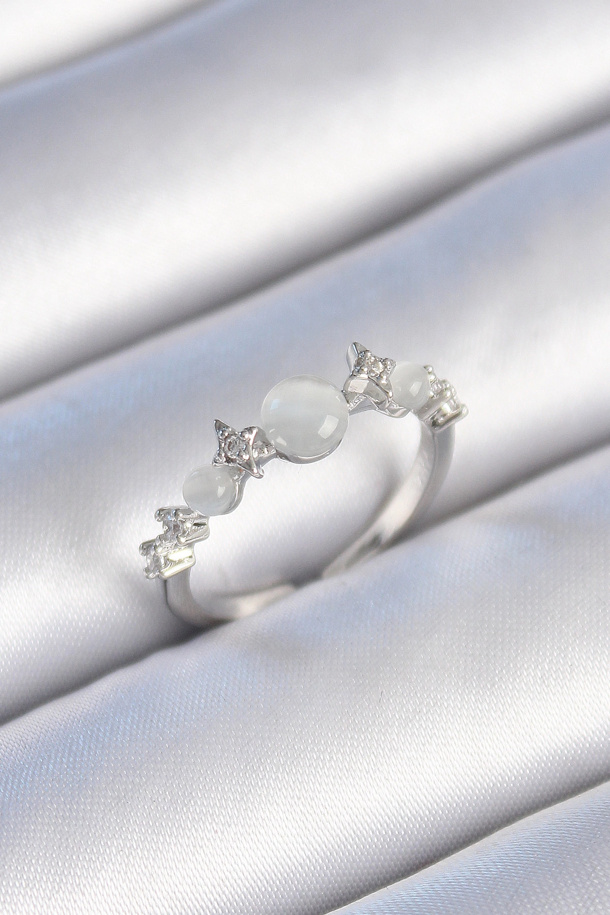 Pirinç Gümüş Renk Zirkon Taşlı Yıldız Detay Beyaz Mineli Kadın Yüzük-0