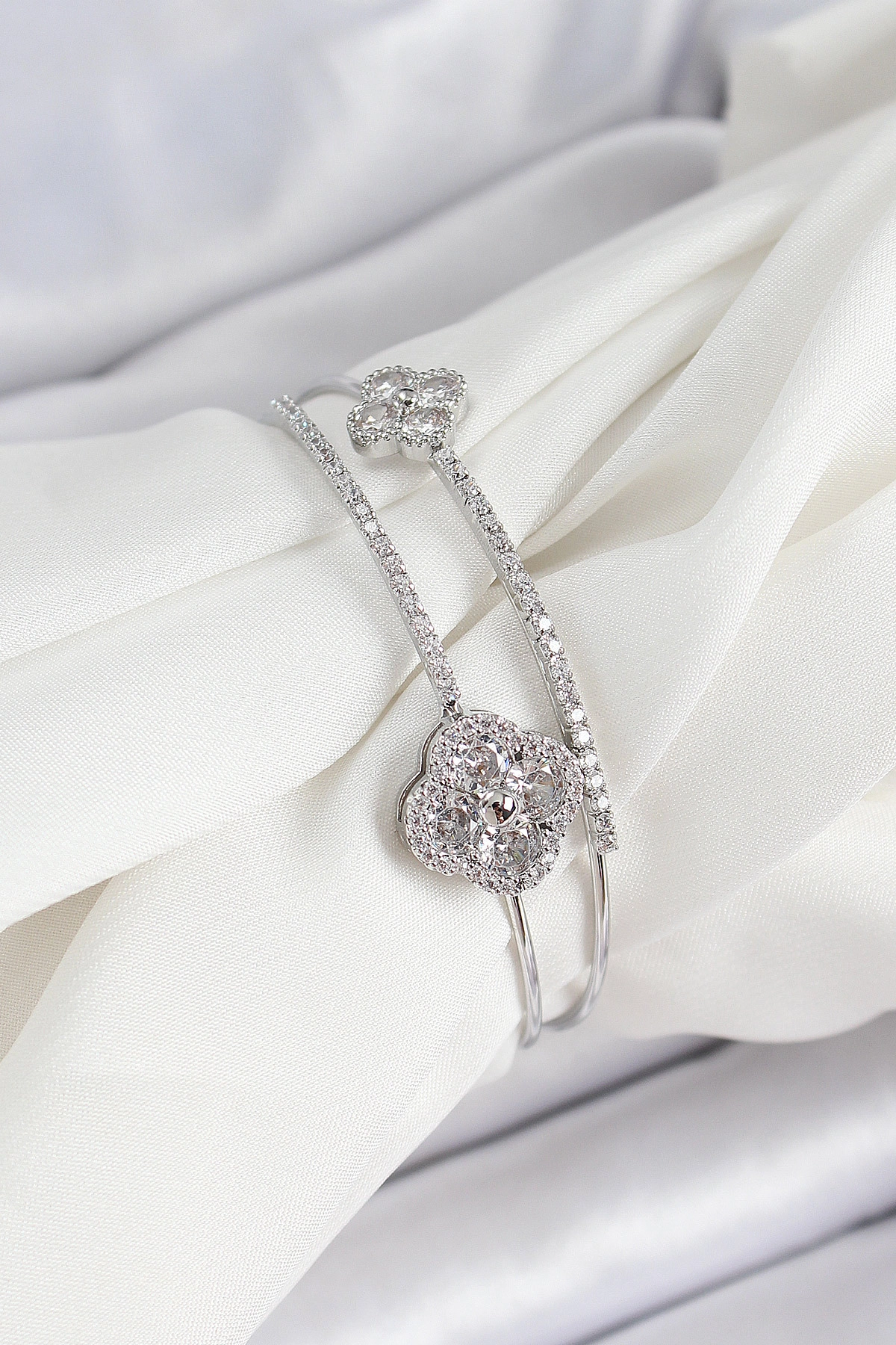 Pirinç Gümüş Renk Zirkon Taşlı Yonca Model 2'li Kadın Bileklik-0