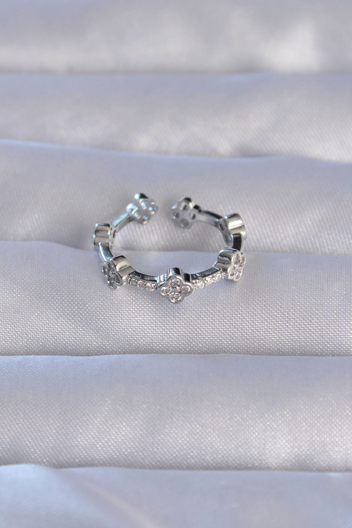 Pirinç Gümüş Renk Zirkon Taşlı Yonca Model Ayarlanabilir Yüzük-1