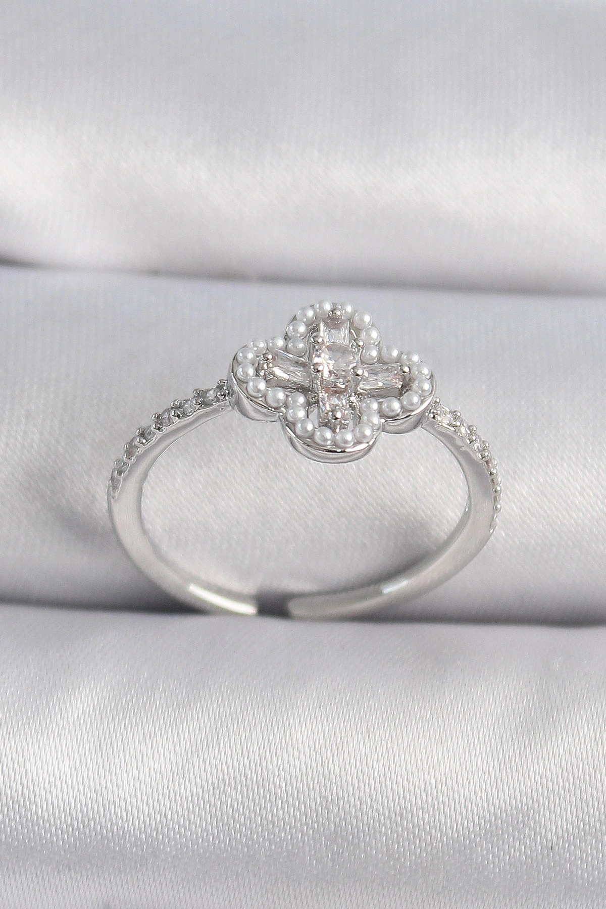 Pirinç Gümüş Renk Zirkon Taşlı Yonca Model İnci Detay Kadın Yüzük-0