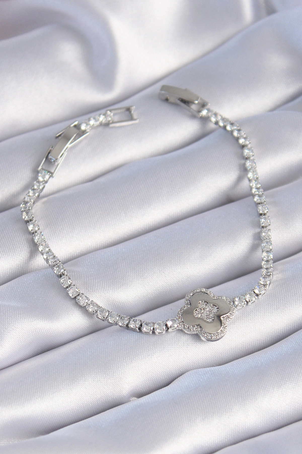 Pirinç Gümüş Renk Zirkon Taşlı Yonca Model Kadın Bileklik-0