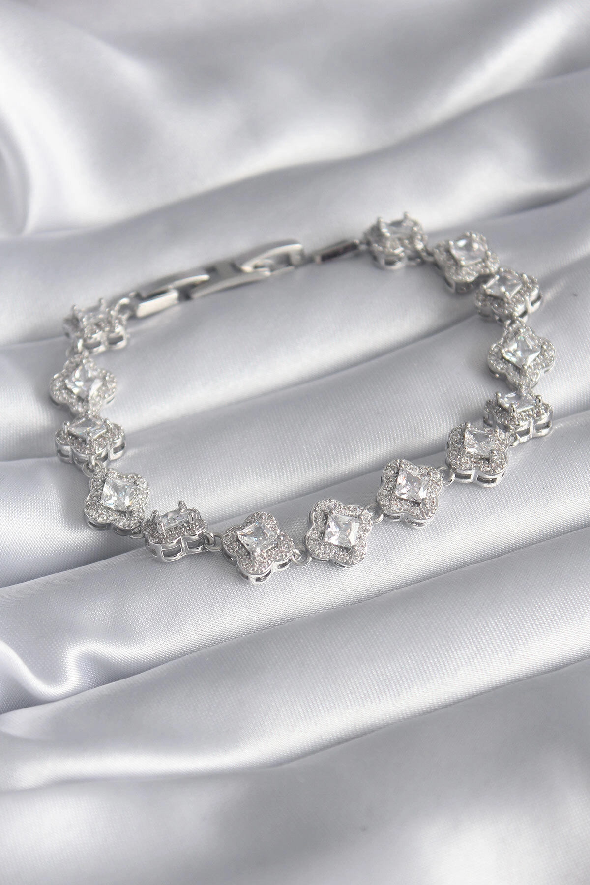 Pirinç Gümüş Renk Zirkon Taşlı Yonca Model VIP Seri Kadın Bileklik-0