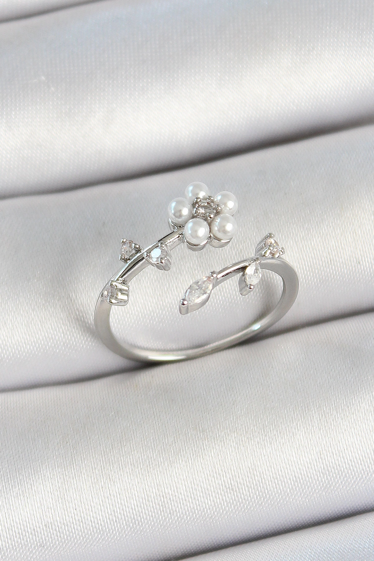 Pirinç İnci Detaylı Papatya Figürlü Zirkon Taşlı Gümüş Renk Ayarlanabilir Kadın Yüzük-0