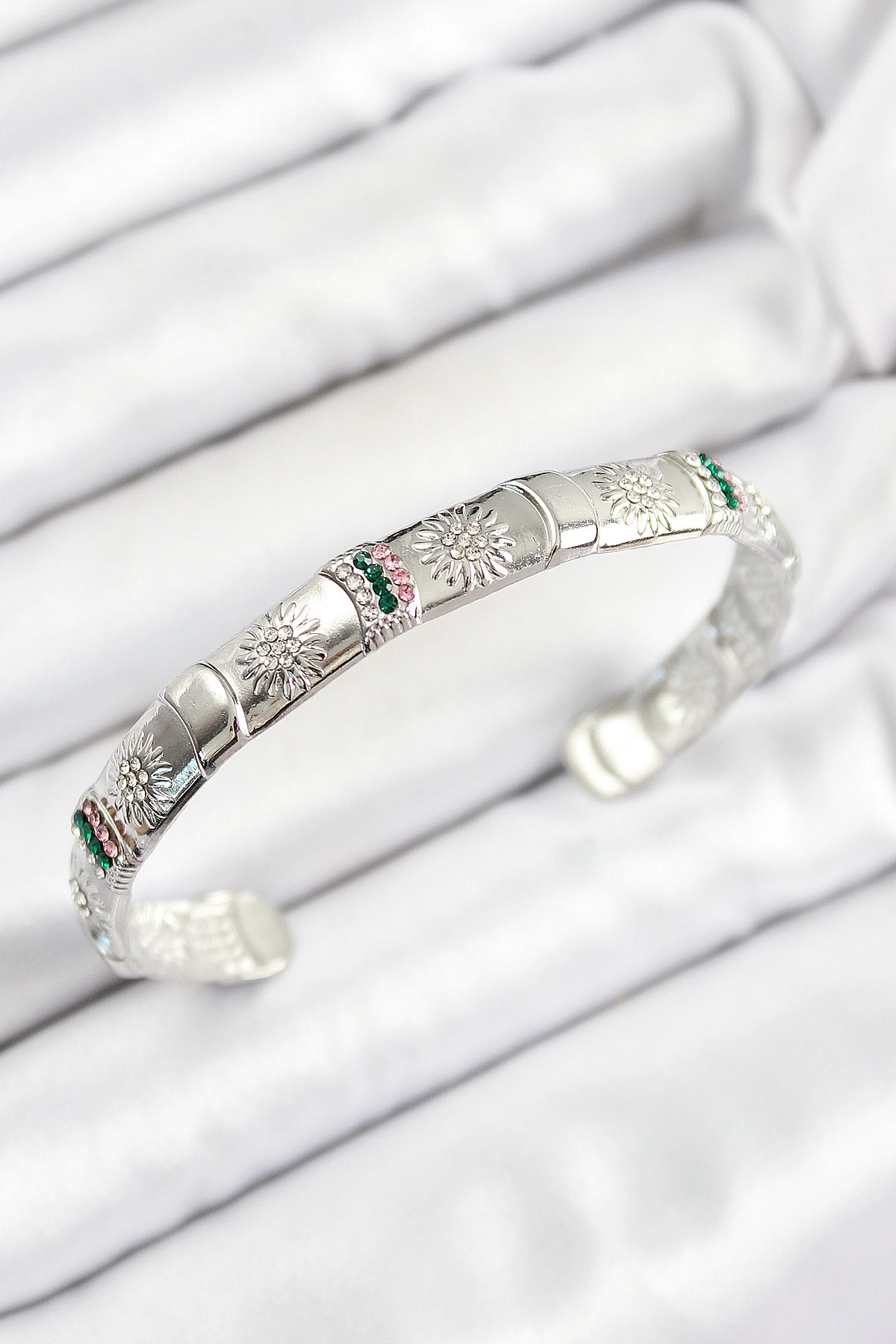 Pirinç Karışık Zirkon Taşlı Çiçek Model Gümüş Renk Altı Açık Kadın Bileklik-0