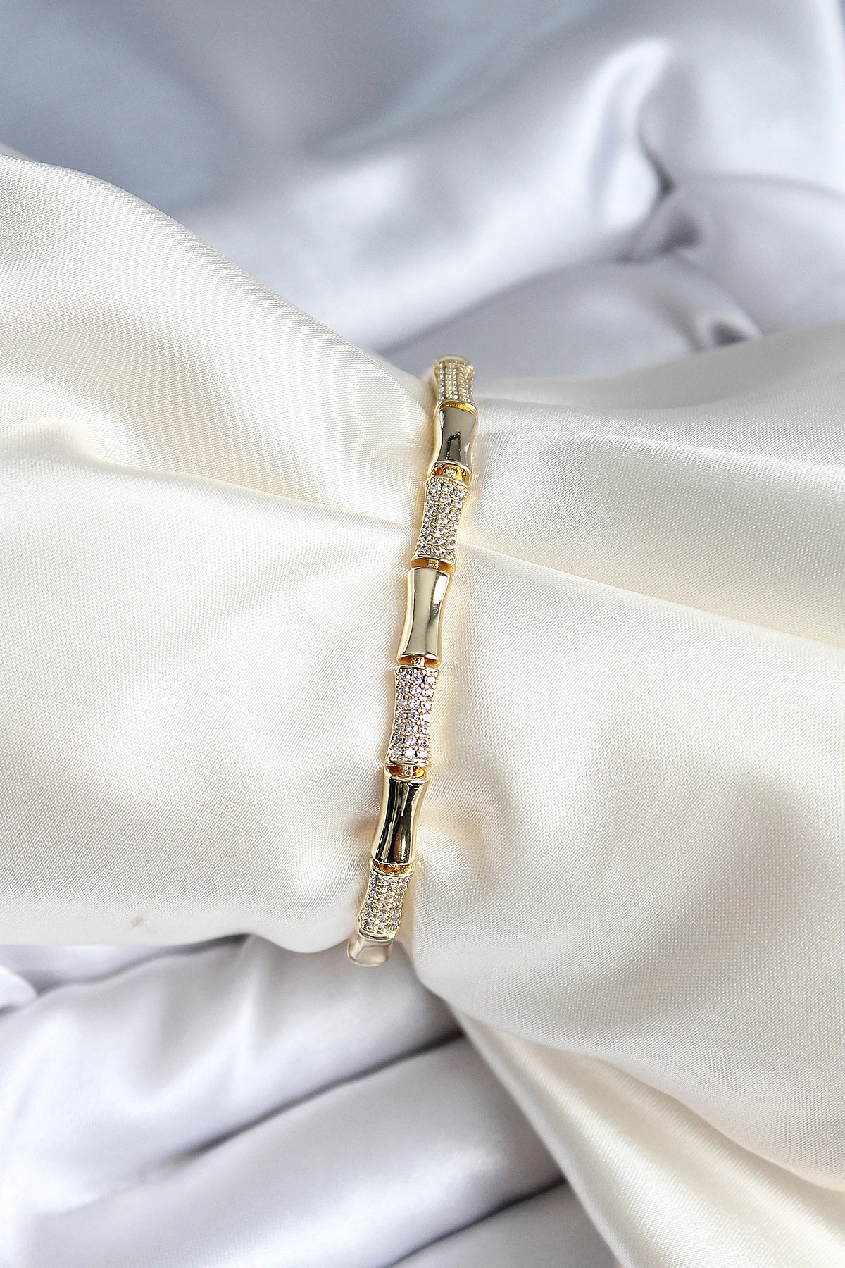 Pirinç Kemik Model Zirkon Taşlı Gold Renk Kadın Bileklik-0