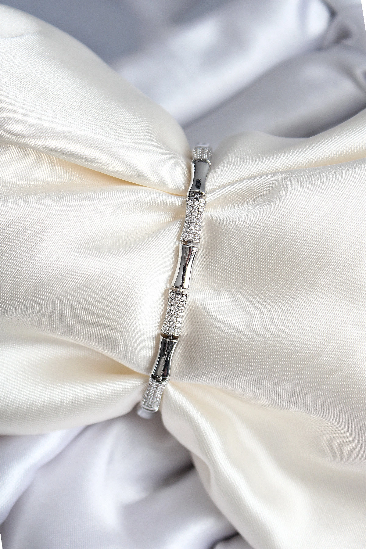 Pirinç Kemik Model Zirkon Taşlı Gümüş Renk Kadın Bileklik-0