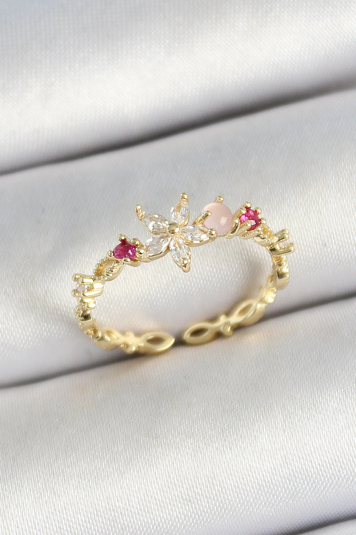 Pirinç Papatya Figürlü Zirkon Taşlı Gold Renk Ayarlanabilir Kadın Yüzük-0