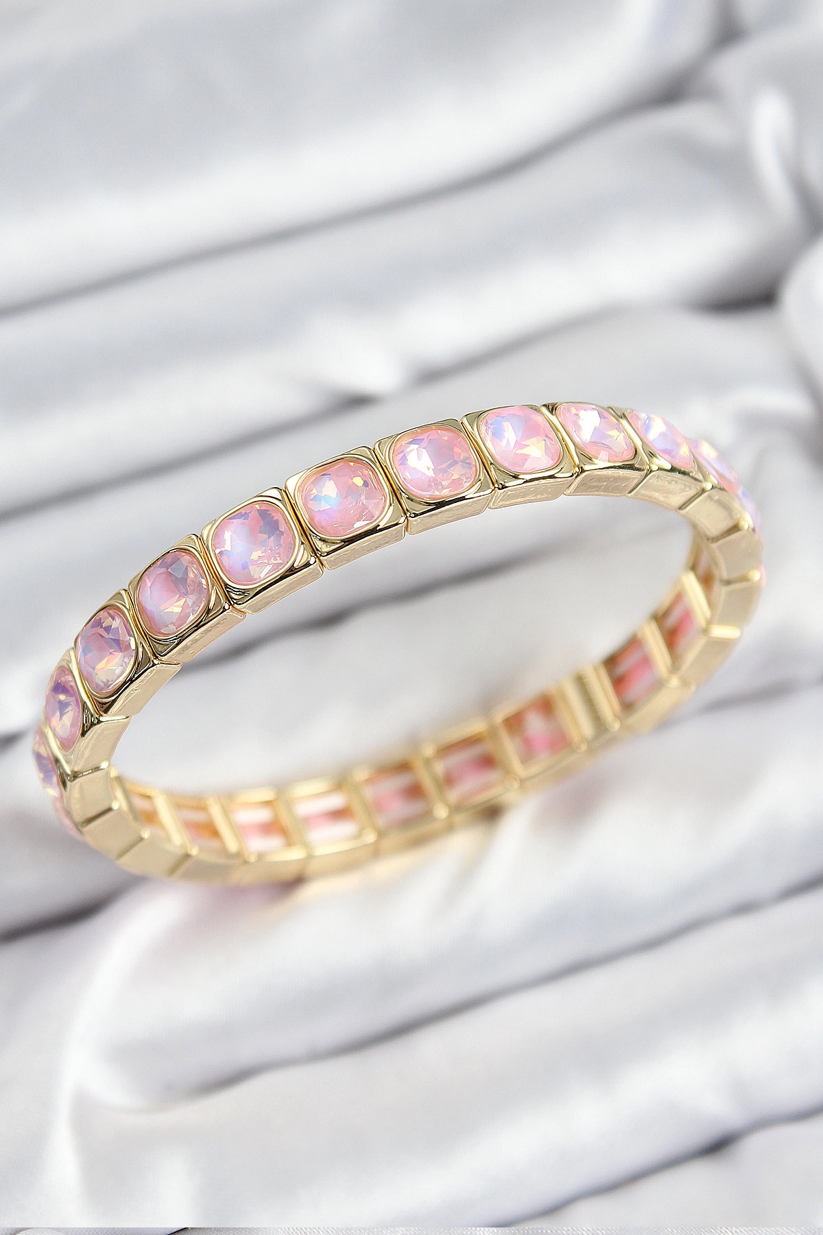 Pirinç Pembe Zirkon Taşlı Kare Model Gold Renk Lastikli Kadın Bileklik-0