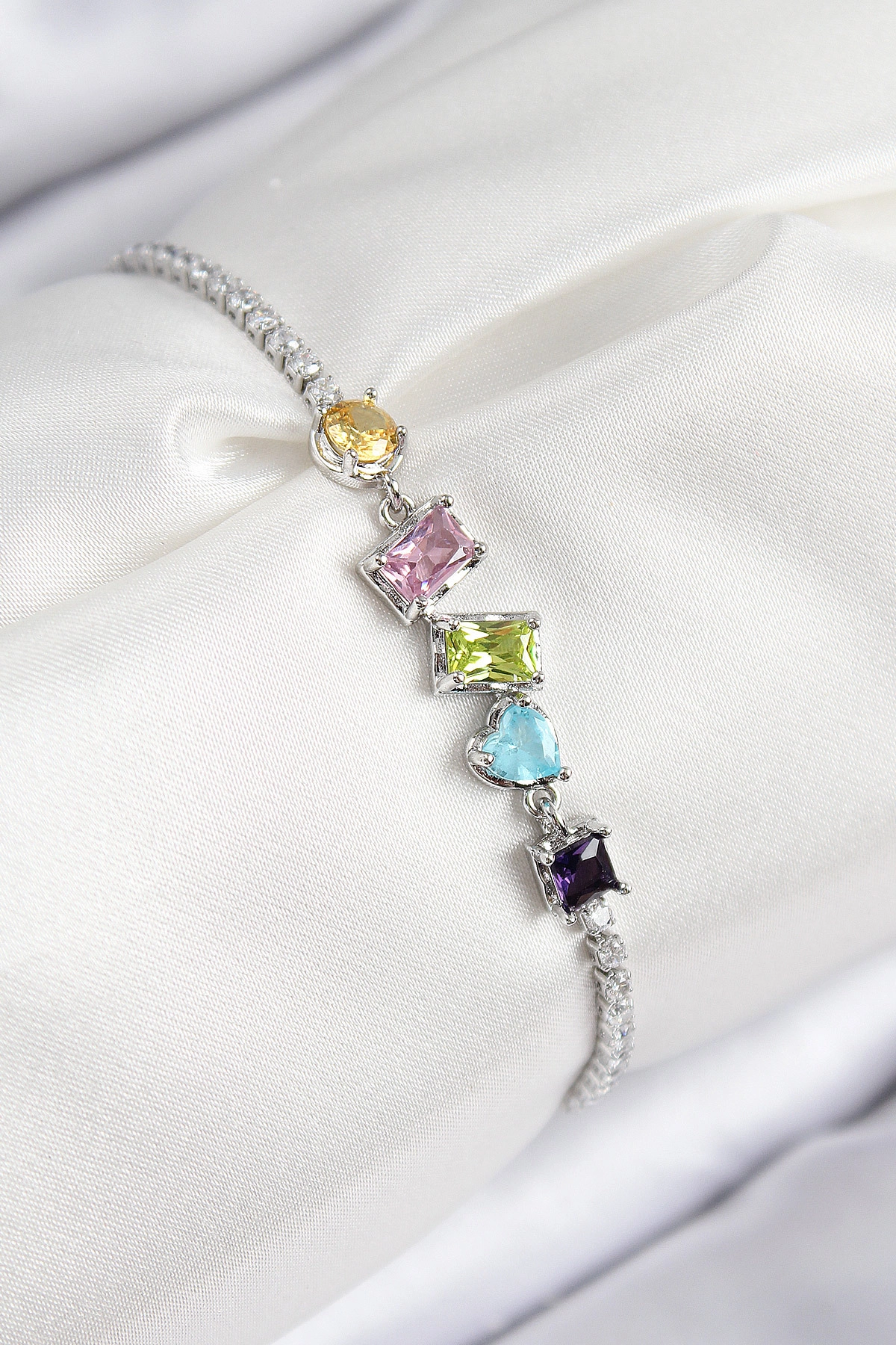 Pirinç Renkli Zirkon Taşlı Geometrik Model Gümüş Renk Kadın Bileklik-0