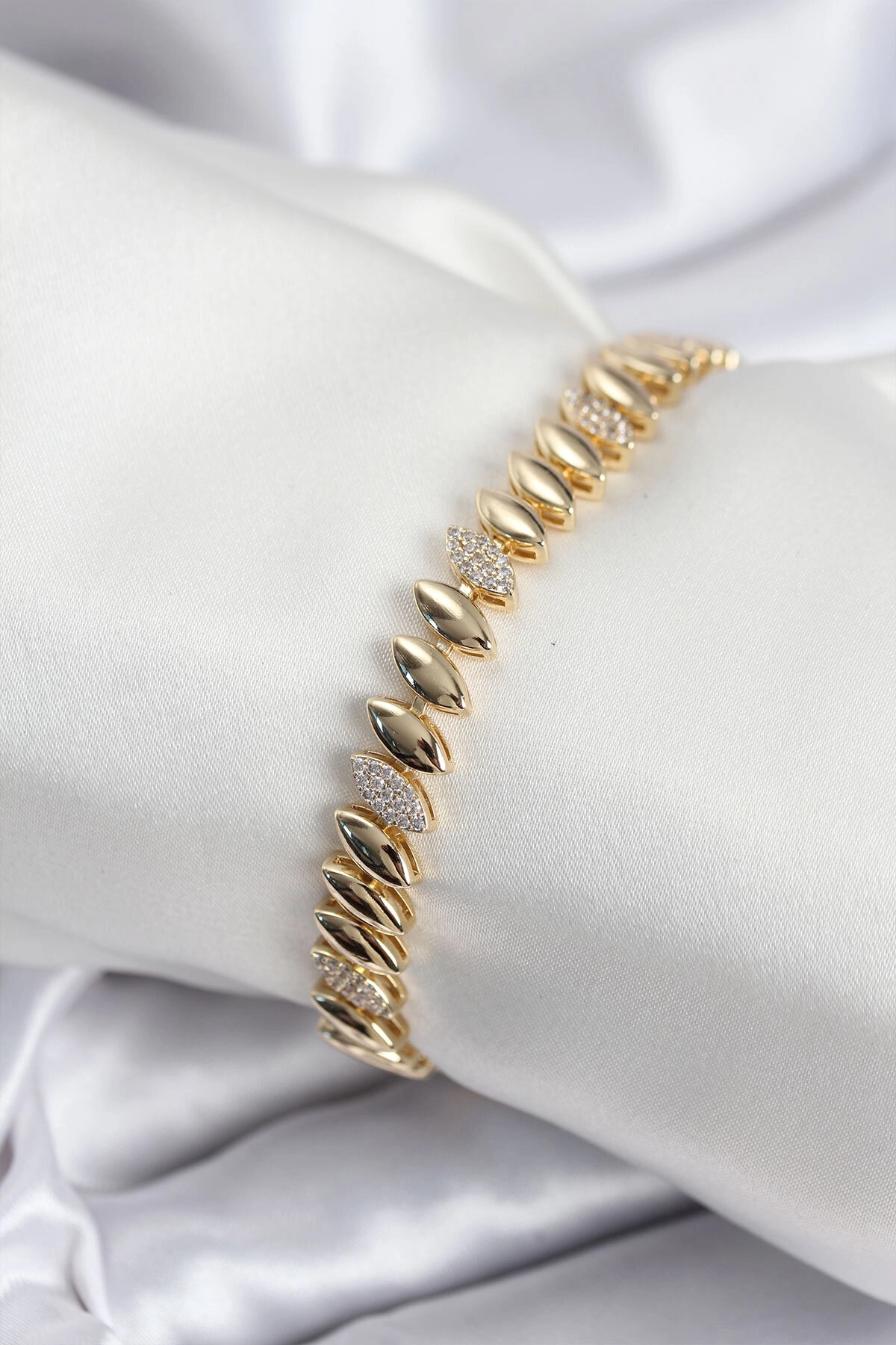 Pirinç VIP Seri Gold Renk Arpa Model Kadın Bileklik-0