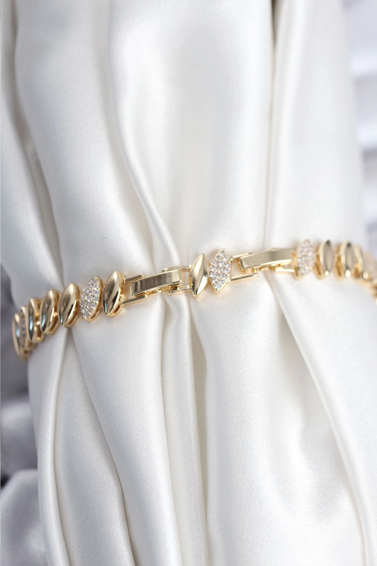 Pirinç VIP Seri Gold Renk Arpa Model Kadın Bileklik-1