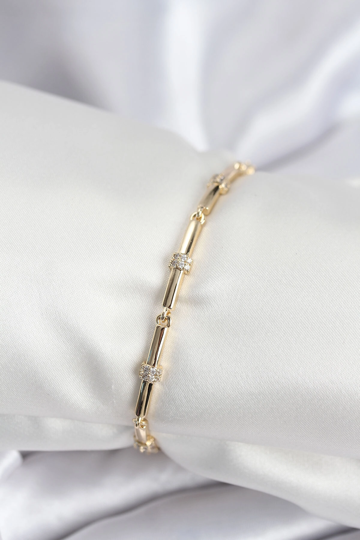 Pirinç VIP Seri Gold Renk Parçalı Model Zirkon Taşlı Kadın Bileklik-0