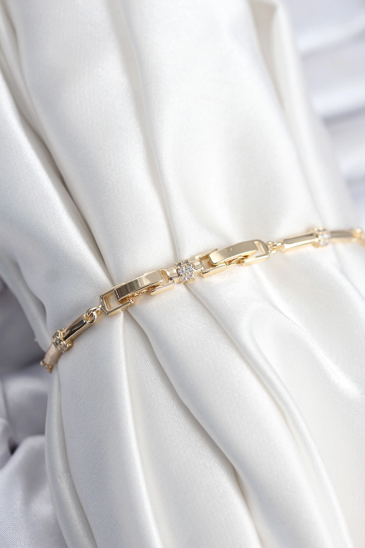 Pirinç VIP Seri Gold Renk Parçalı Model Zirkon Taşlı Kadın Bileklik-1