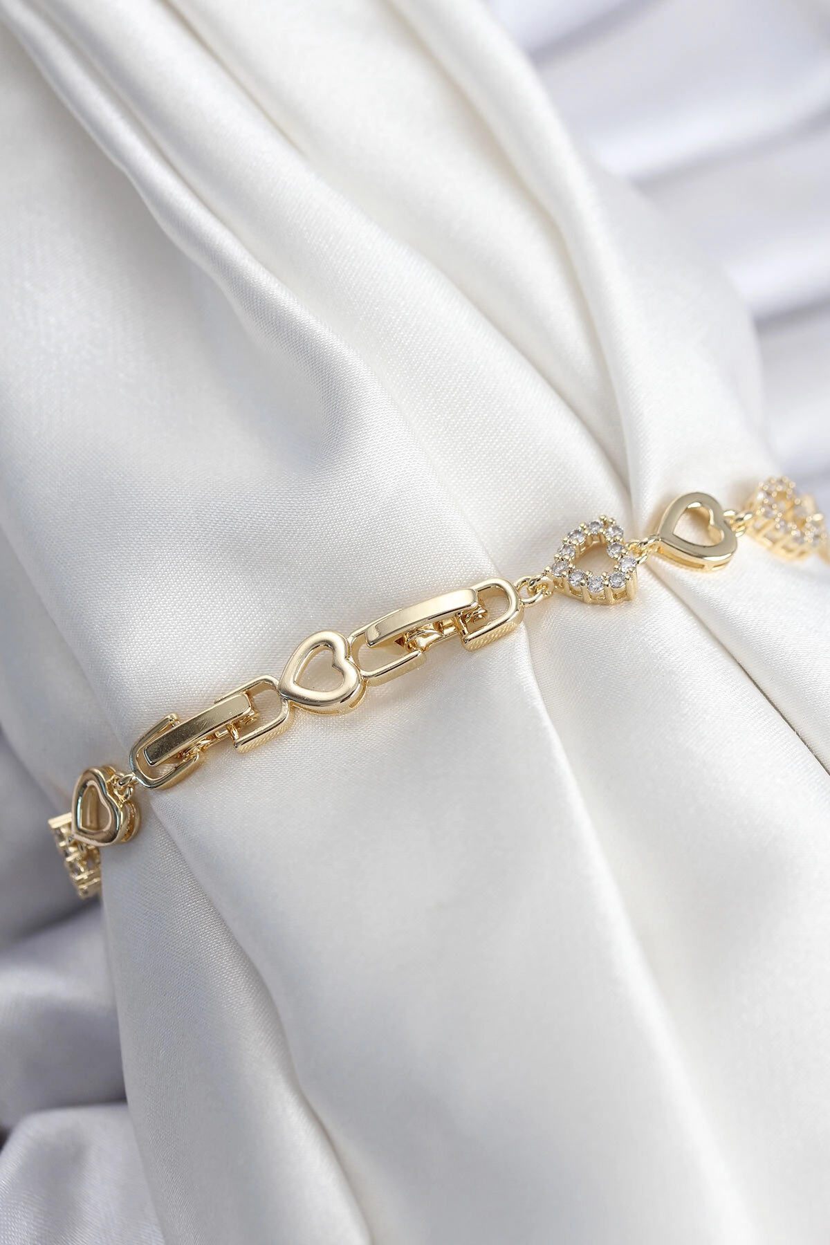 Pirinç VIP Seri Gold Renk Sıralı Kalp Model Kadın Bileklik-1