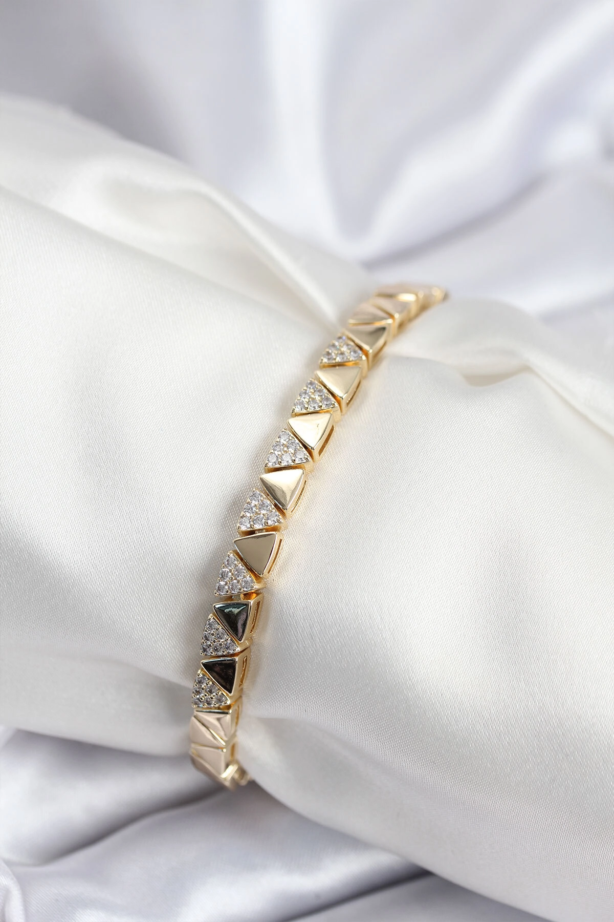 Pirinç VIP Seri Gold Renk Sıralı Üçgen Model Kadın Bileklik-0