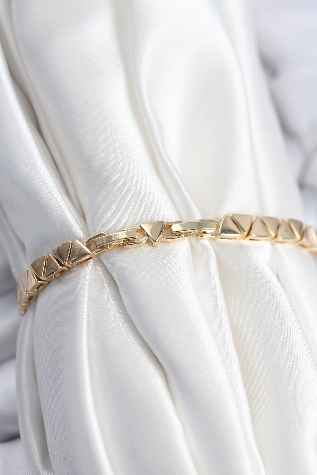 Pirinç VIP Seri Gold Renk Sıralı Üçgen Model Kadın Bileklik-1