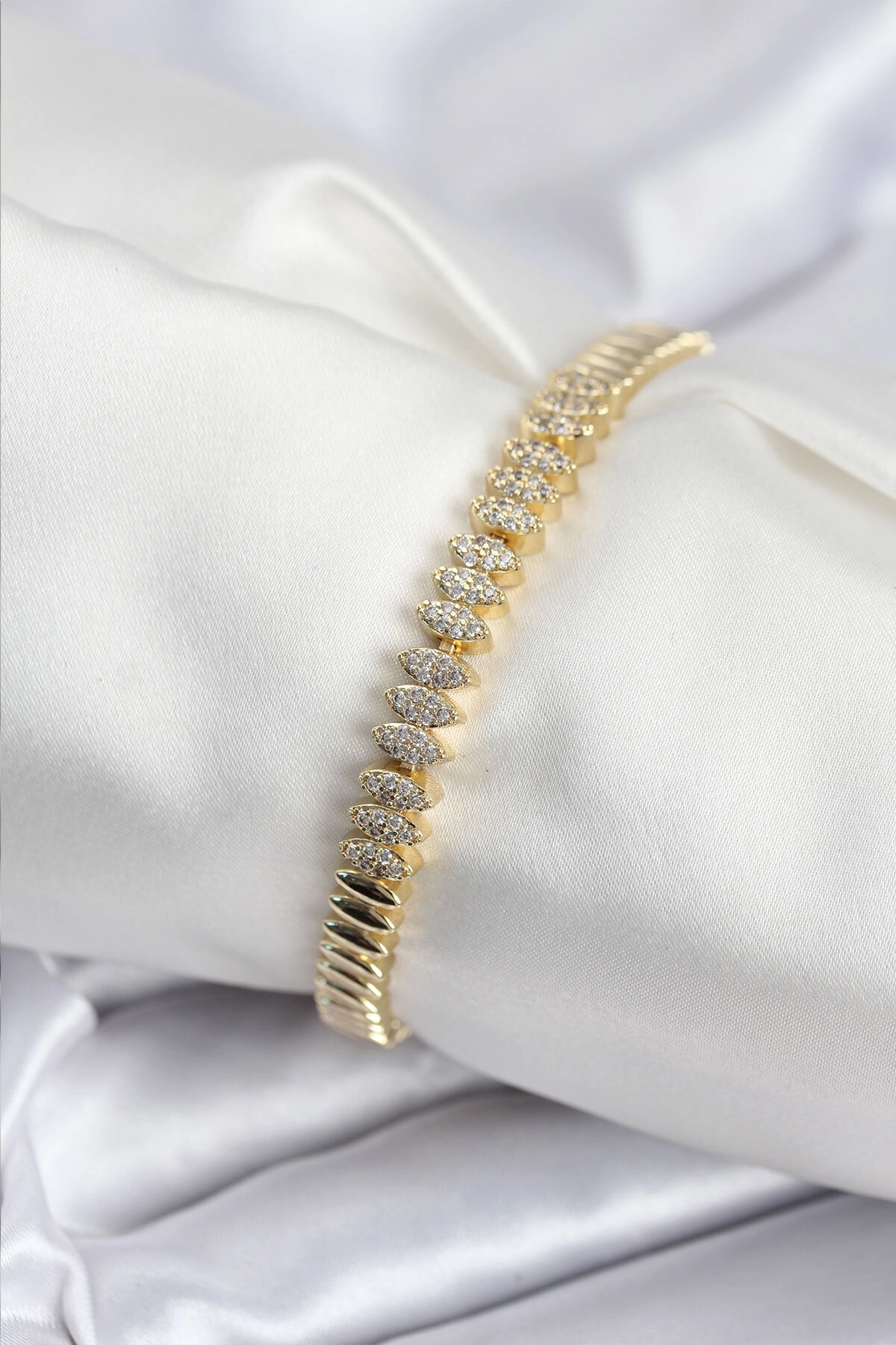 Pirinç VIP Seri Gold Renk Zirkon Taşlı Arpa Model Kadın Bileklik-0