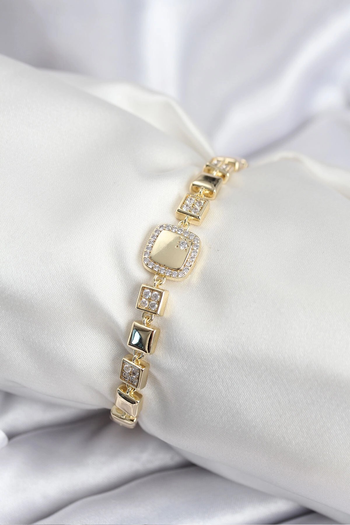 Pirinç VIP Seri Gold Renk Zirkon Taşlı Model Kadın Bileklik-0