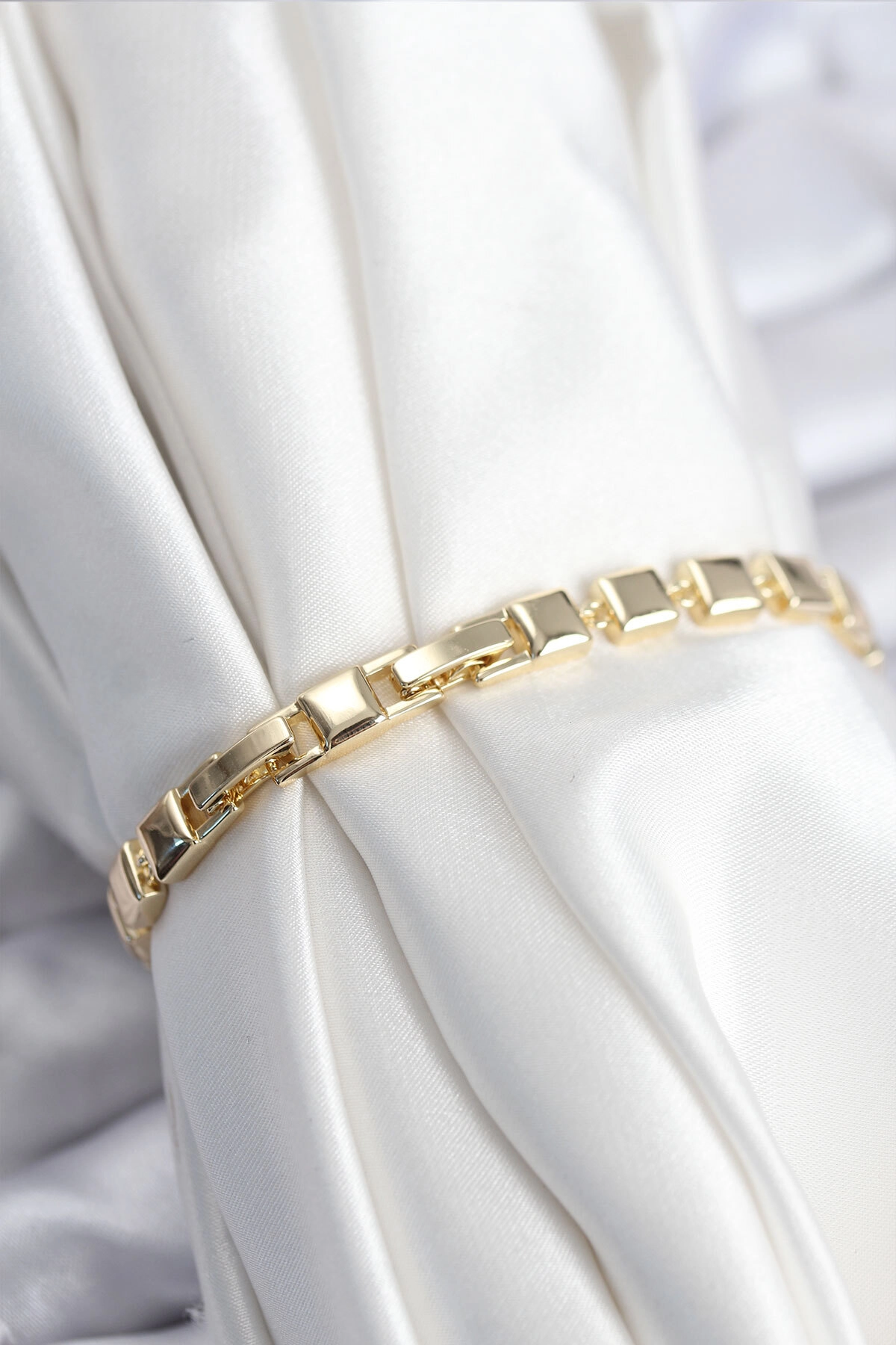 Pirinç VIP Seri Gold Renk Zirkon Taşlı Model Kadın Bileklik-1