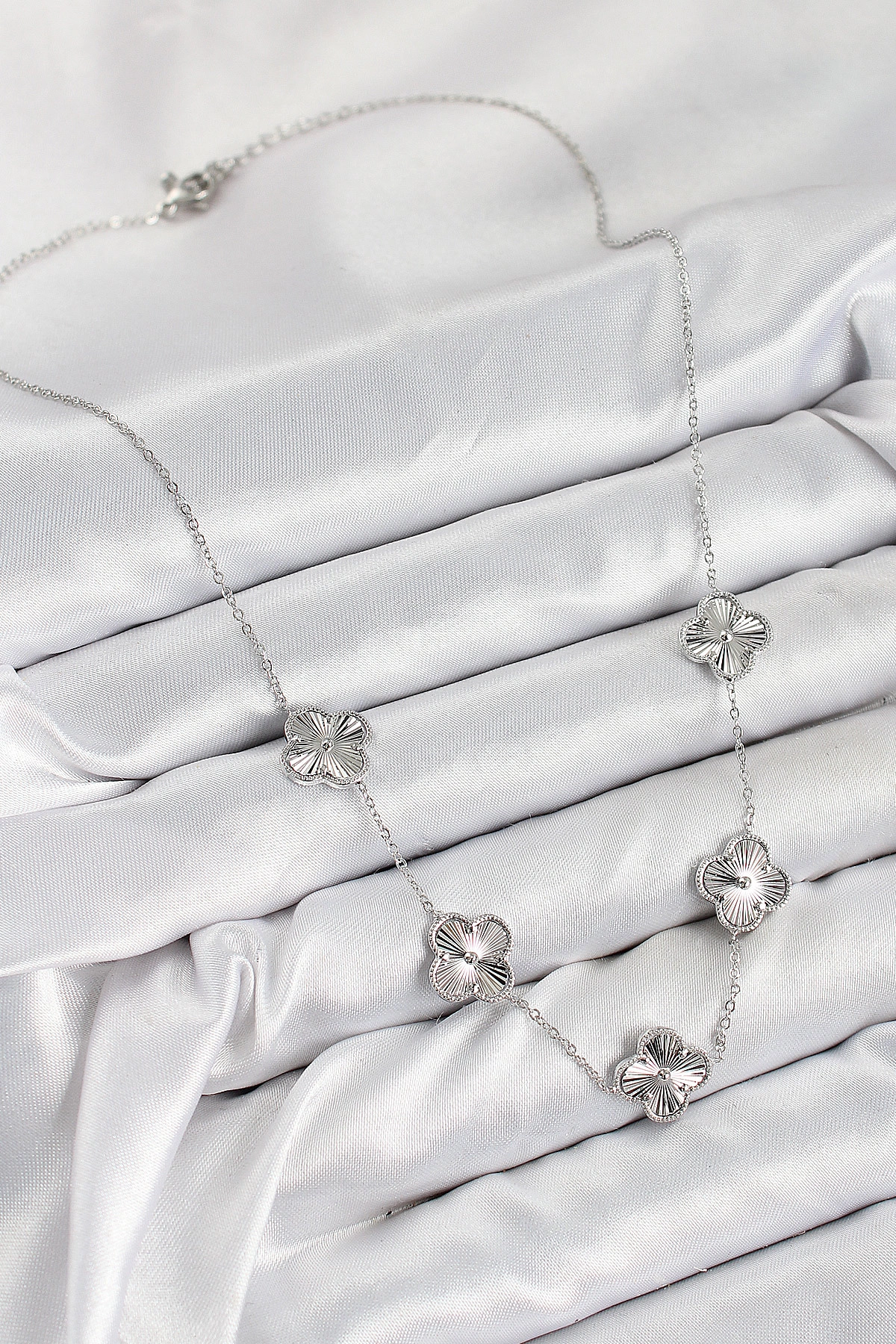 Pirinç VIP Yonca Model Gümüş Renk Kadın Kolye-1