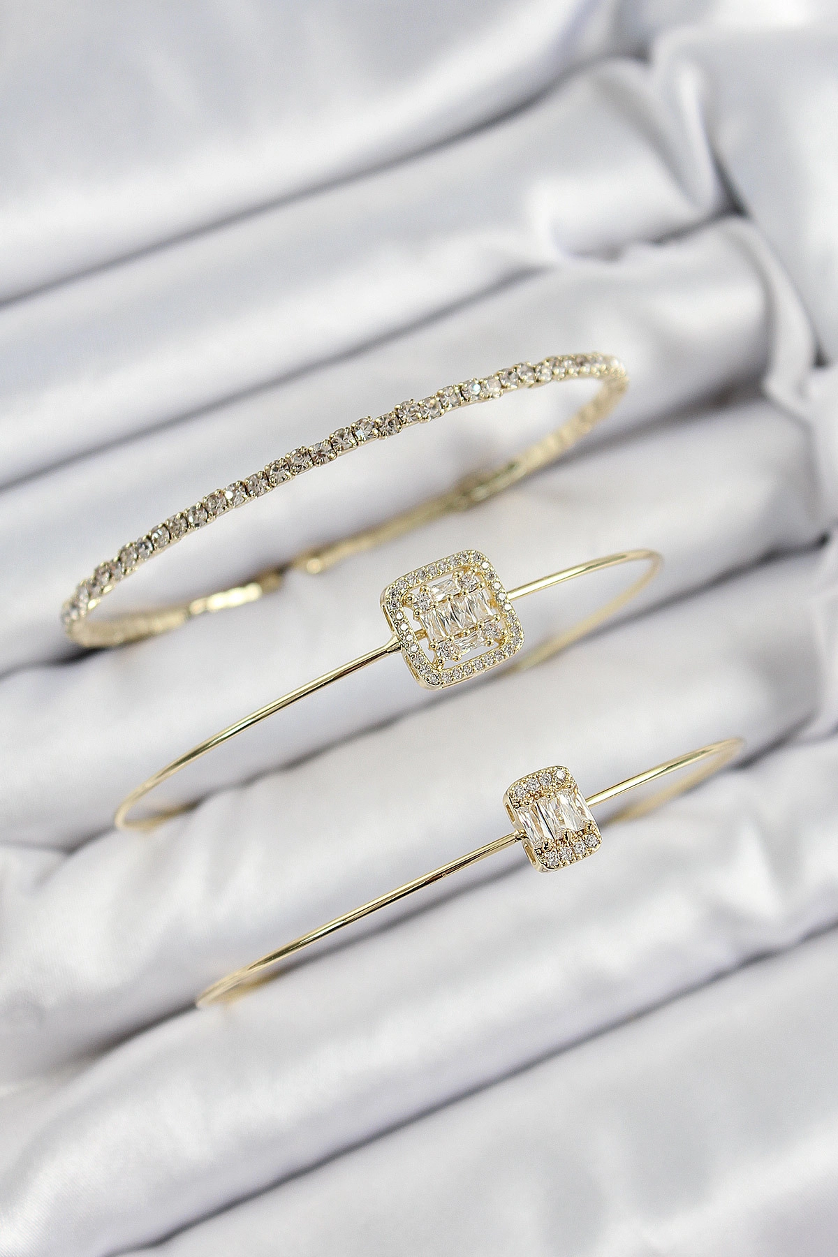 Pirinç Zirkon Taşlı Baget Model Gold Renk Vip 3'lü Kadın Bileklik-1