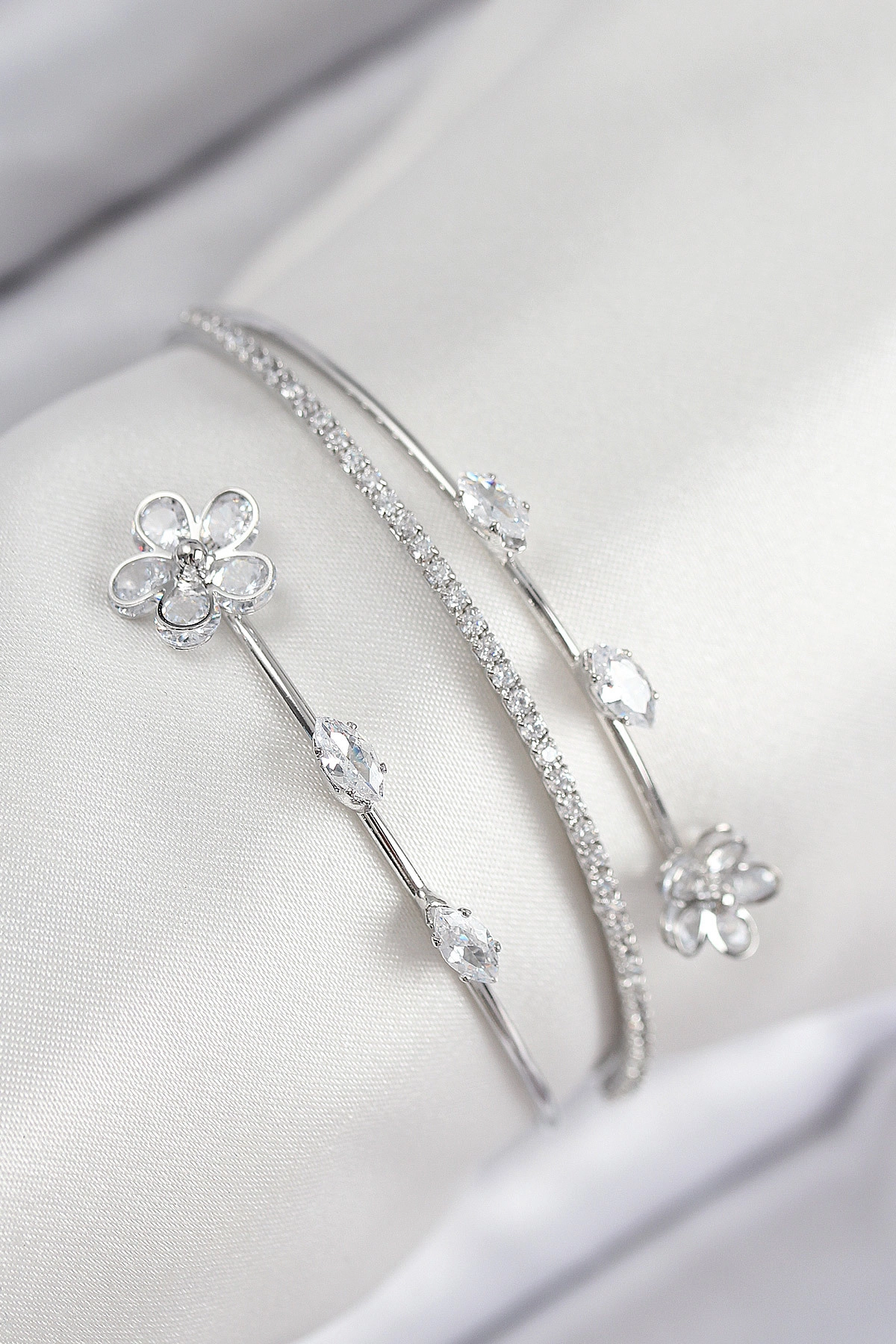 Pirinç Zirkon Taşlı Çiçek Model Gümüş Renk Kadın Bileklik-0