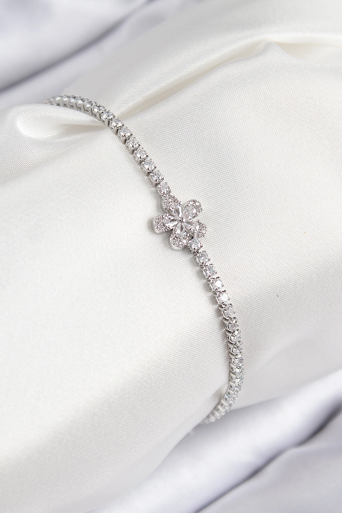 Pirinç Zirkon Taşlı Çiçek Model Gümüş Renk Kadın Bileklik-0