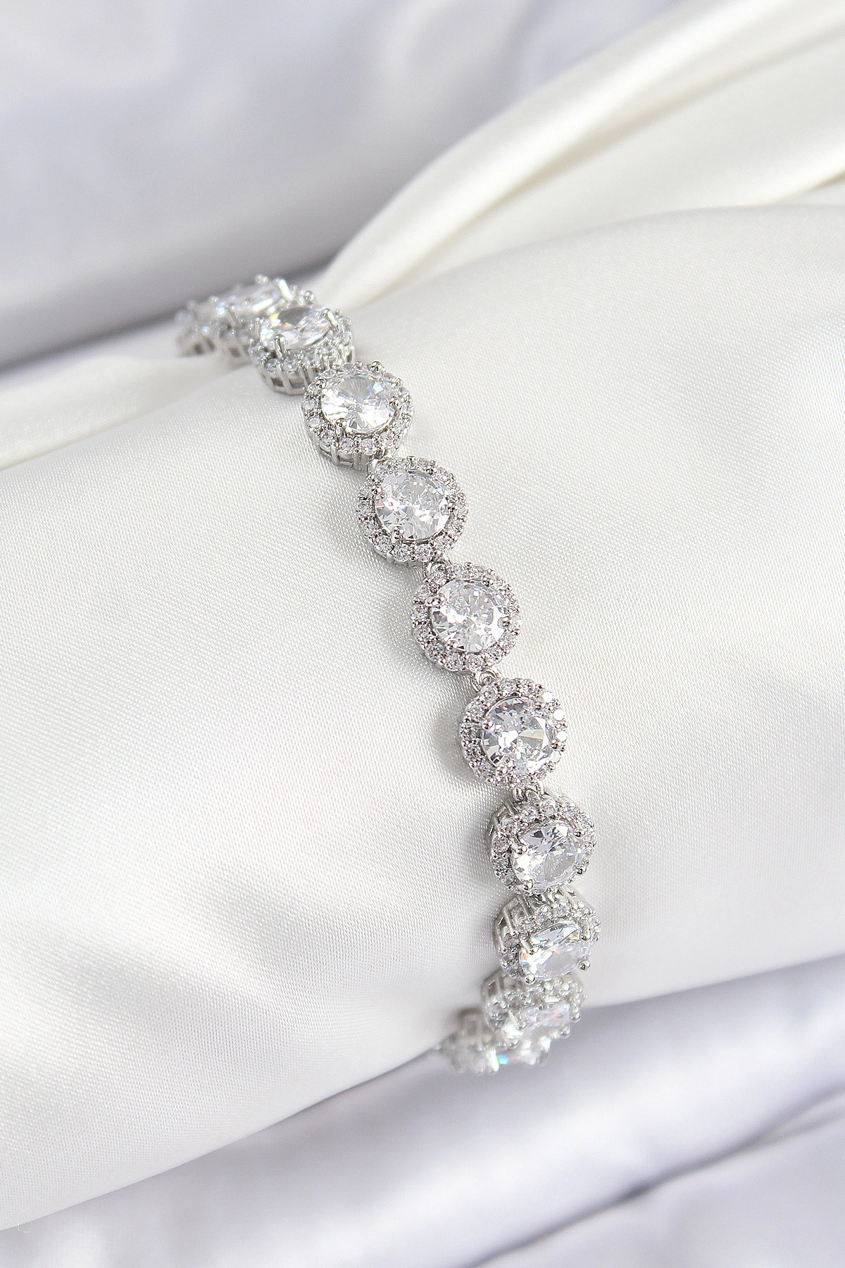 Pirinç Zirkon Taşlı Daire Baget Model Gümüş Renk VIP Seri Kadın Bileklik-0