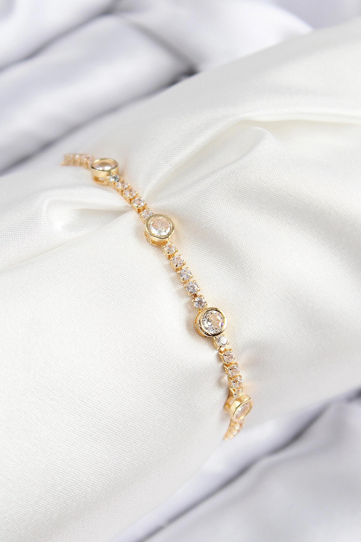 Pirinç Zirkon Taşlı Daire Model Gold Renk Asansörlü Kadın Bileklik-0