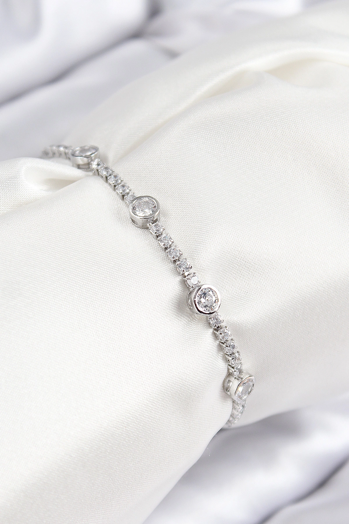 Pirinç Zirkon Taşlı Daire Model Gümüş Renk Asansörlü Kadın Bileklik-0