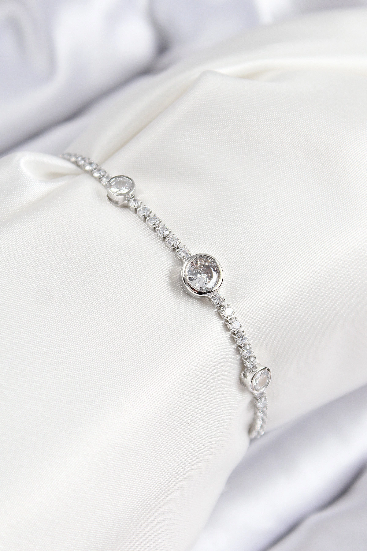 Pirinç Zirkon Taşlı Daire Model Gümüş Renk Asansörlü Kadın Bileklik-0