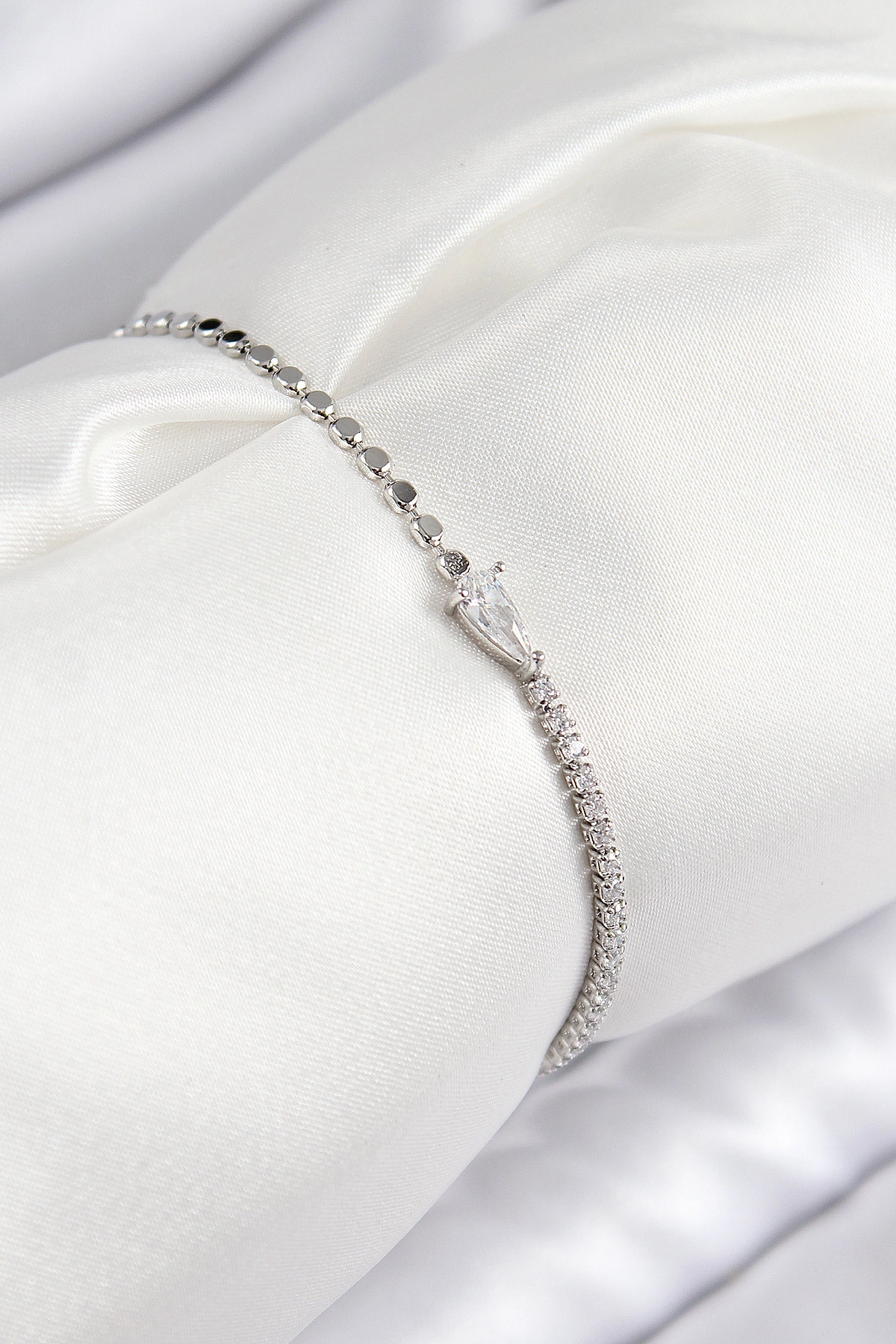 Pirinç Zirkon Taşlı Damla Model Ezme Zincir Gümüş Renk Kadın Bileklik-0