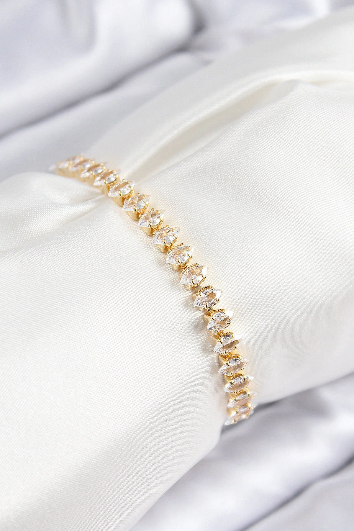 Pirinç Zirkon Taşlı Damla Model Gold Renk Asansörlü Kadın Bileklik-0