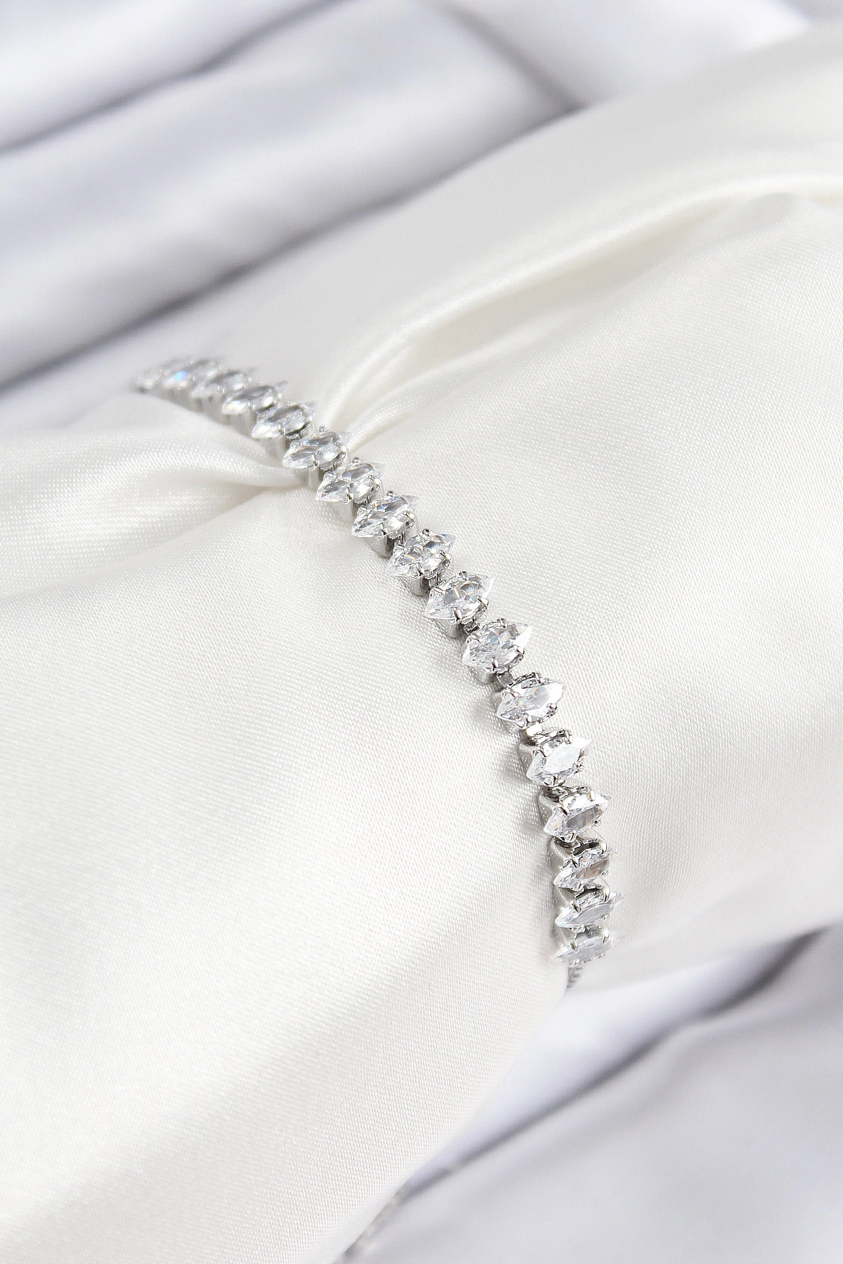 Pirinç Zirkon Taşlı Damla Model Gümüş Renk Asansörlü Kadın Bileklik-0