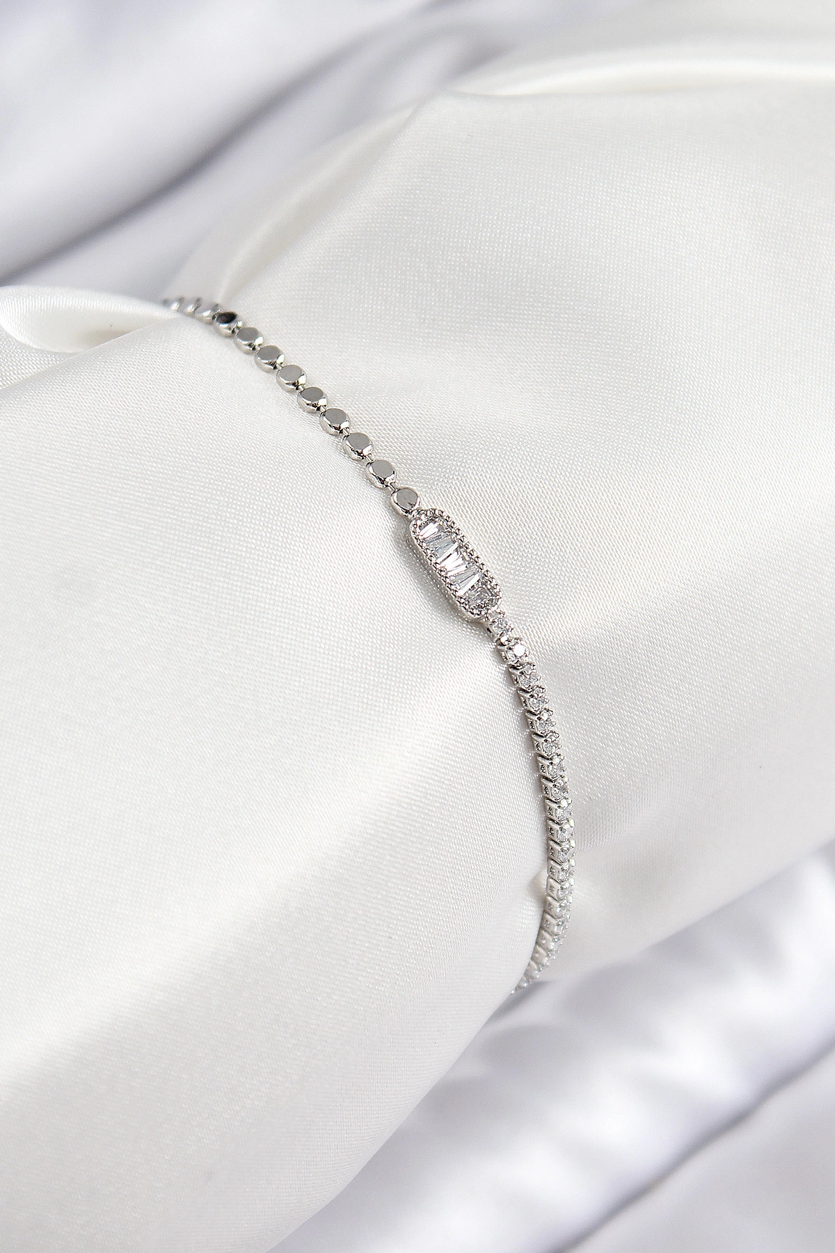 Pirinç Zirkon Taşlı Dikdörtgen Model Ezme Zincir Gümüş Renk Kadın Bileklik-0