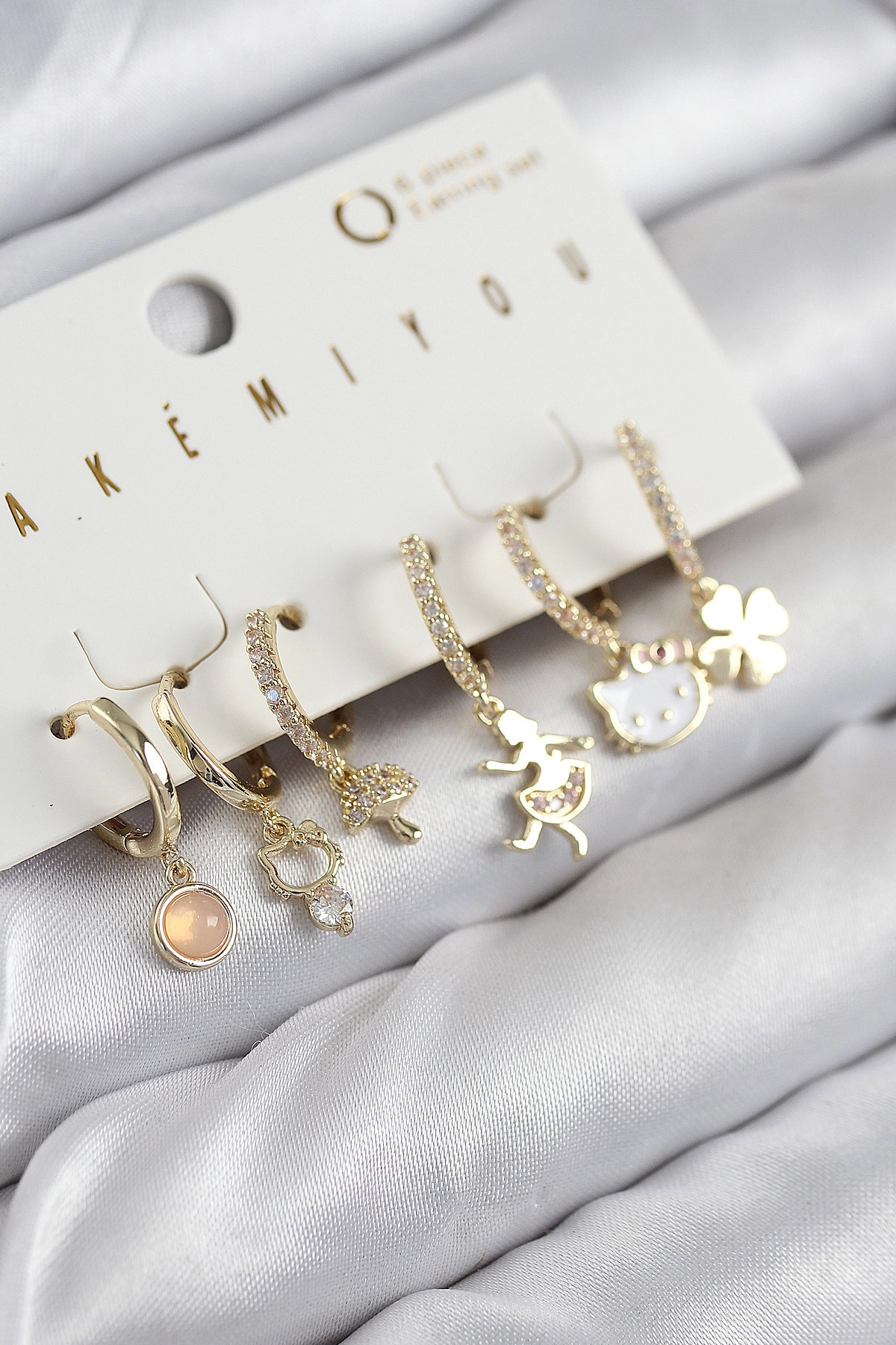 Pirinç Zirkon Taşlı Hello Kity Ve Yonca Model Gold Renk 6'lı Küpe Set-0