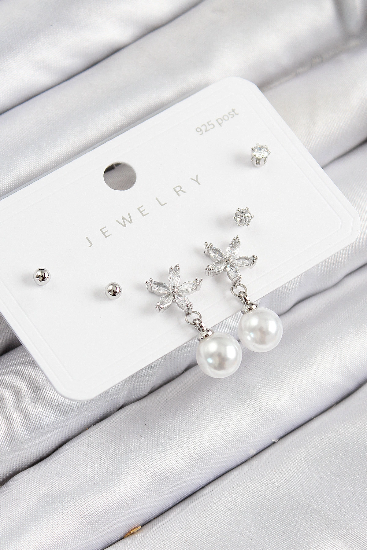 Pirinç Zirkon Taşlı İnci Sallantılı Çiçek Model Gümüş Renk 925 Ayar Gümüş Çivi Kadın Küpe Set-0