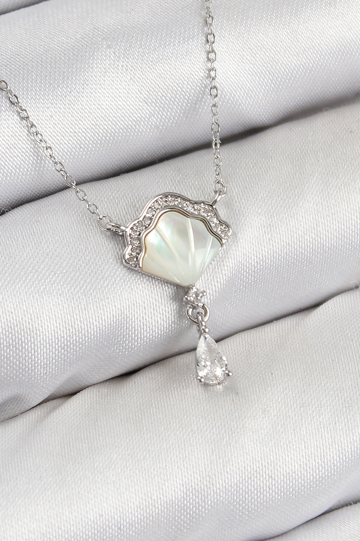 Pirinç Zirkon Taşlı İstiridye Model Gümüş Renk Kadın Kolye-0