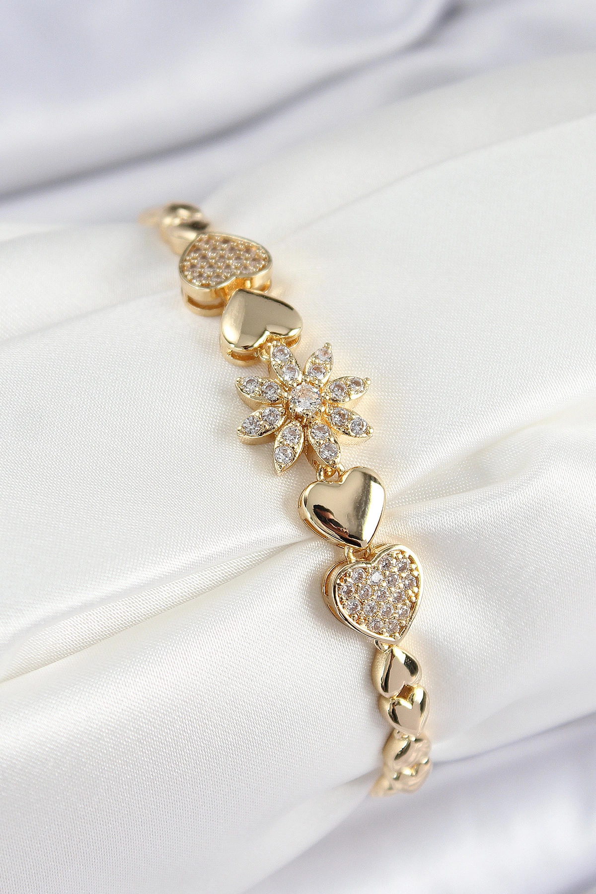 Pirinç Zirkon Taşlı Kalp Detaylı Çiçek Model Gold Renk Kadın Bileklik-0