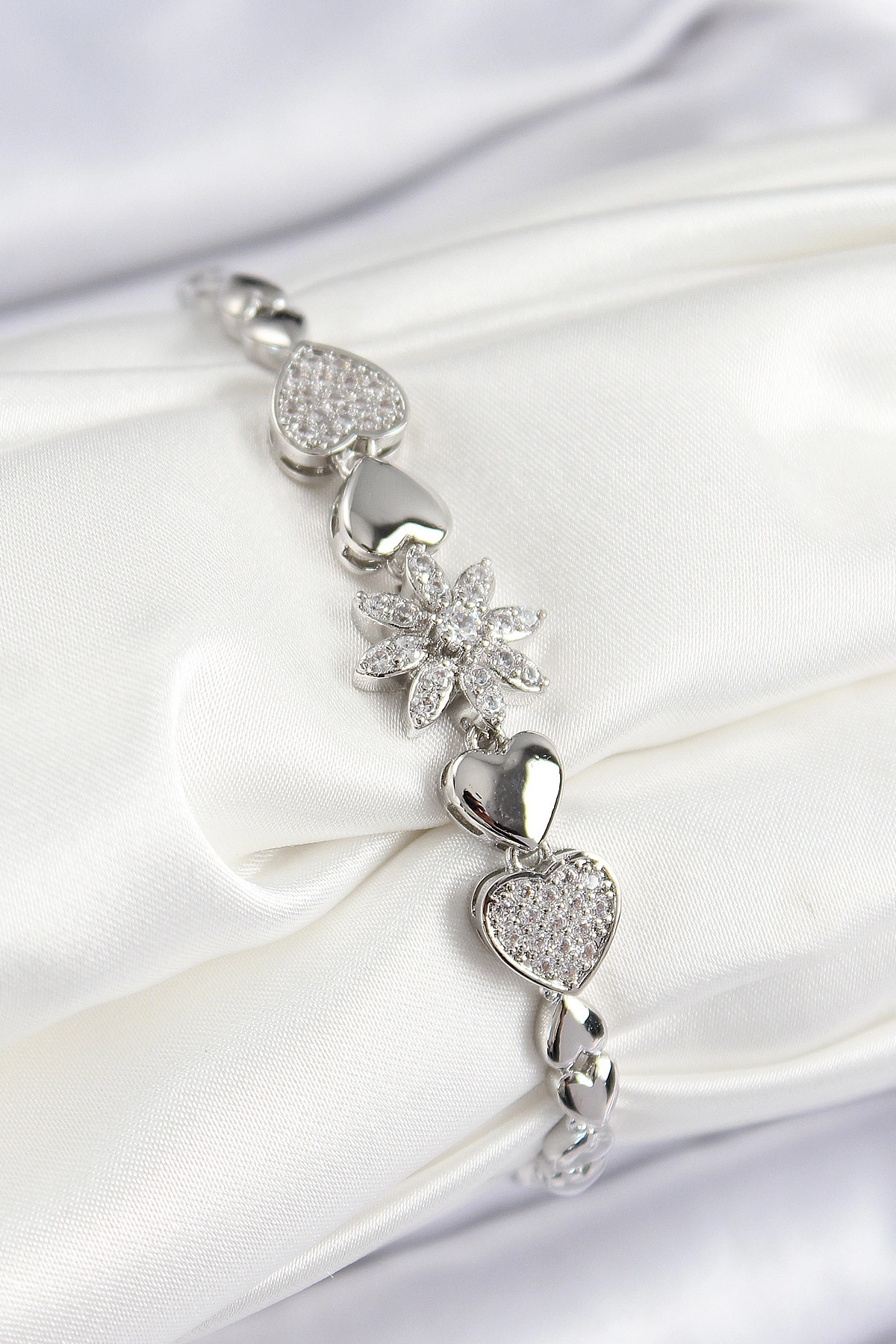 Pirinç Zirkon Taşlı Kalp Detaylı Çiçek Model Gümüş Renk Kadın Bileklik-0
