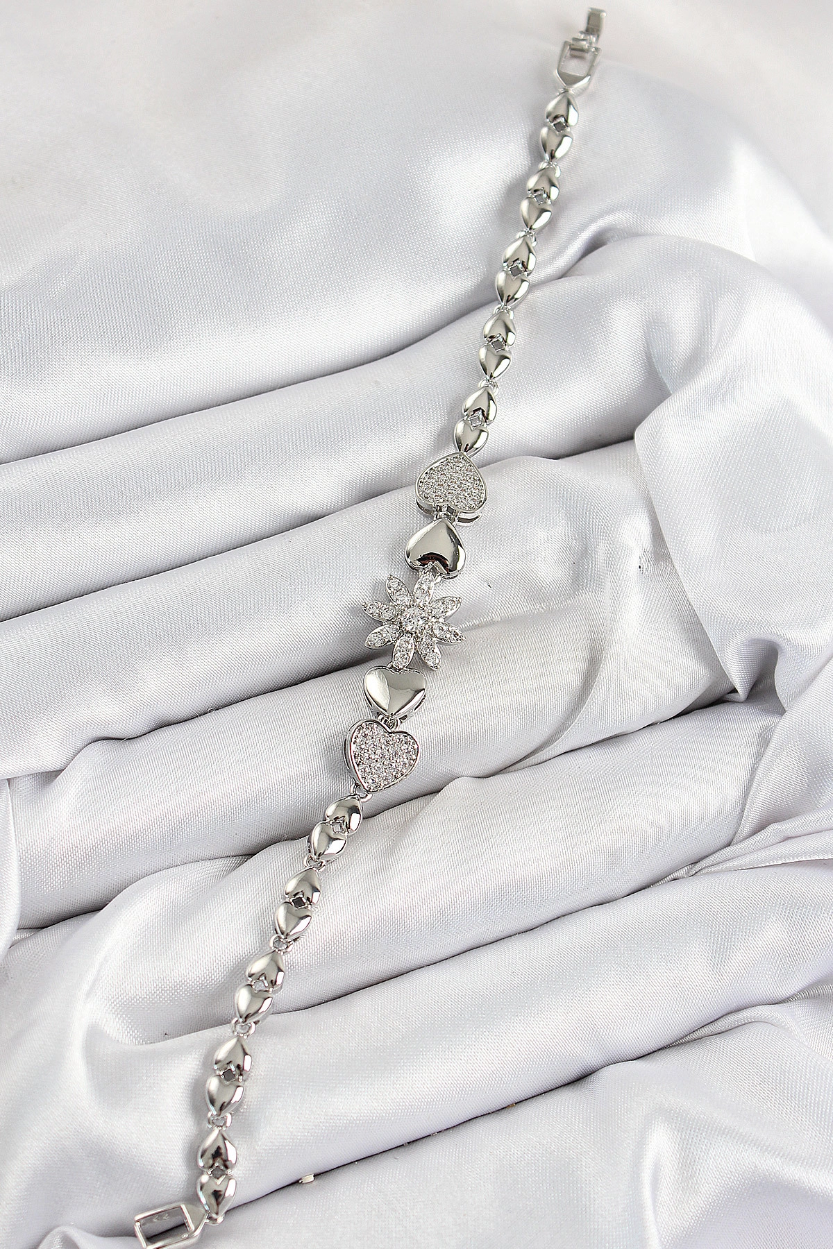 Pirinç Zirkon Taşlı Kalp Detaylı Çiçek Model Gümüş Renk Kadın Bileklik-1