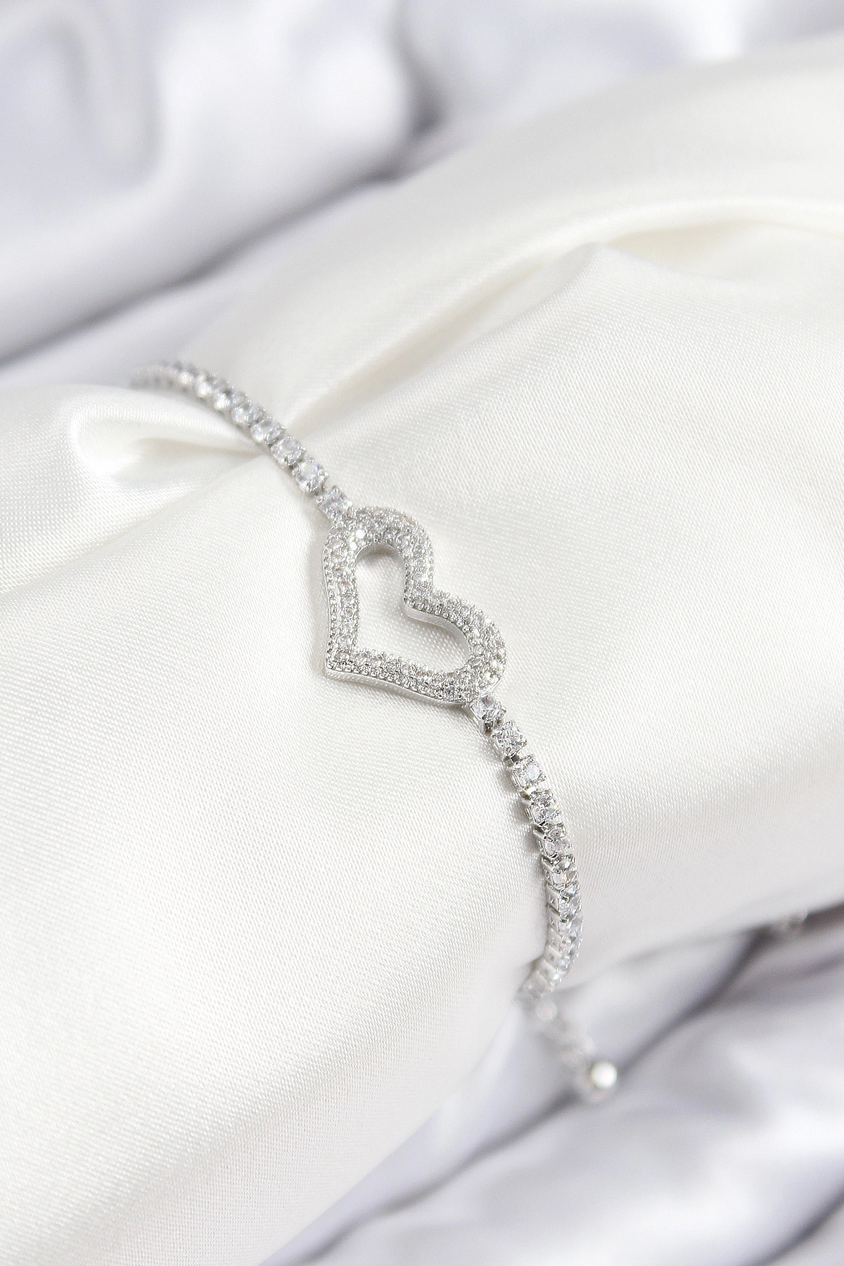 Pirinç Zirkon Taşlı Kalp Model Gümüş Renk Asansörlü Kadın Bileklik-0