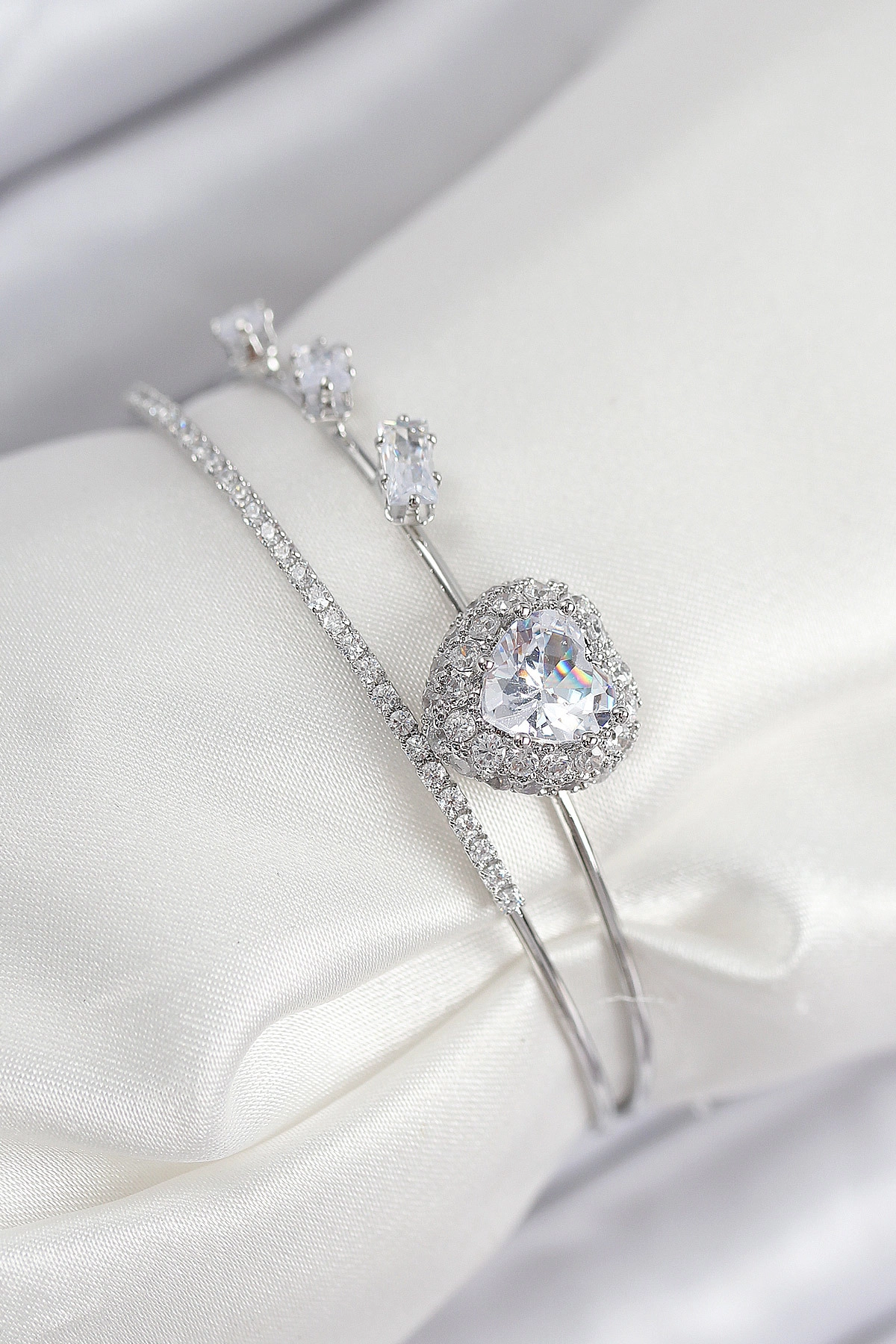 Pirinç Zirkon Taşlı Kalp Model Gümüş Renk Kadın Bileklik-0